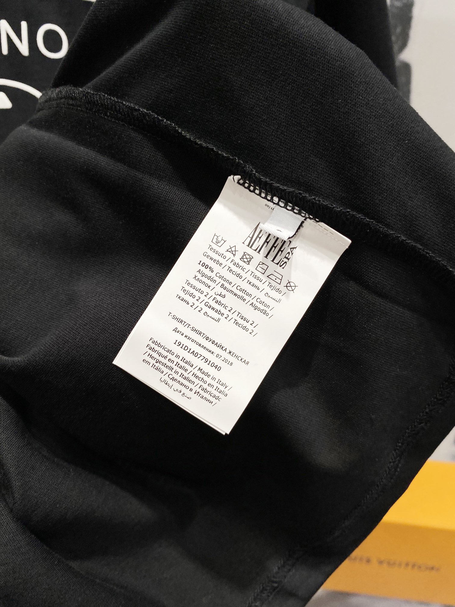 High-Quality Moschino T-shirt with Classic Logo in Various Colors and Sizes - 图片 8