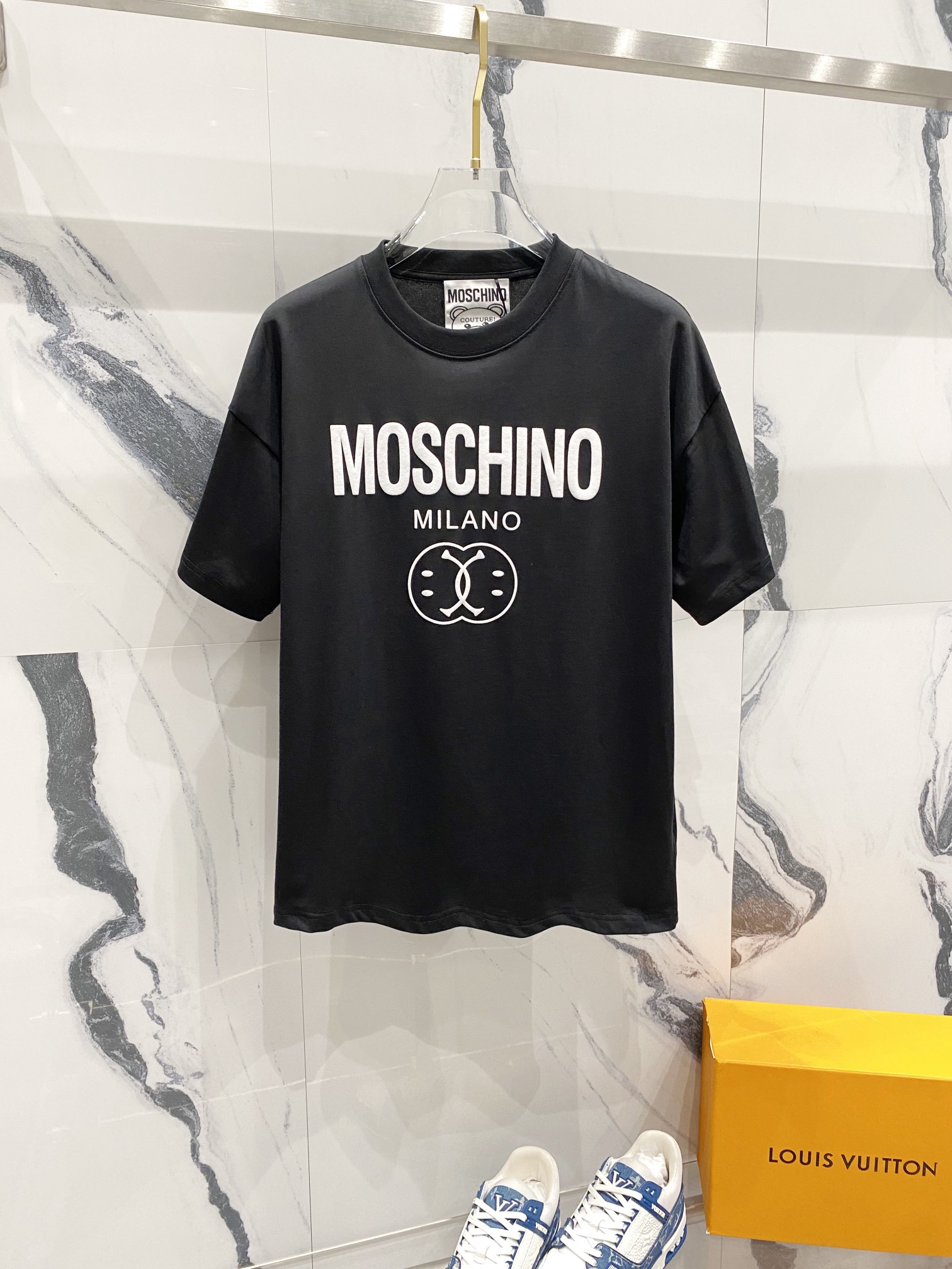 High-Quality Moschino T-shirt with Classic Logo in Various Colors and Sizes - 图片 1
