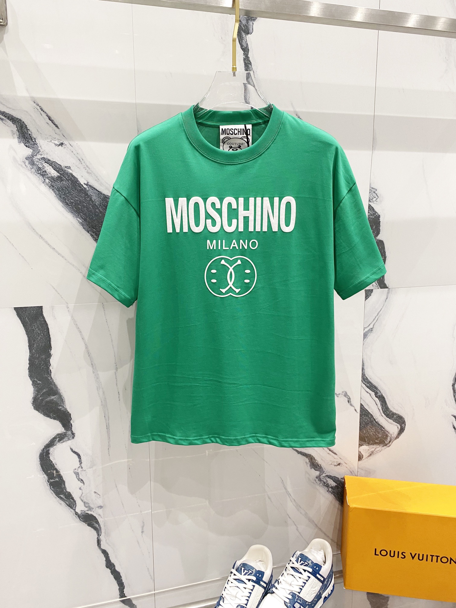 MOSCHINO 260g cuello redondo camiseta de manga corta, estampado clásico de letras con logo en relieve, sincronizado ofi…