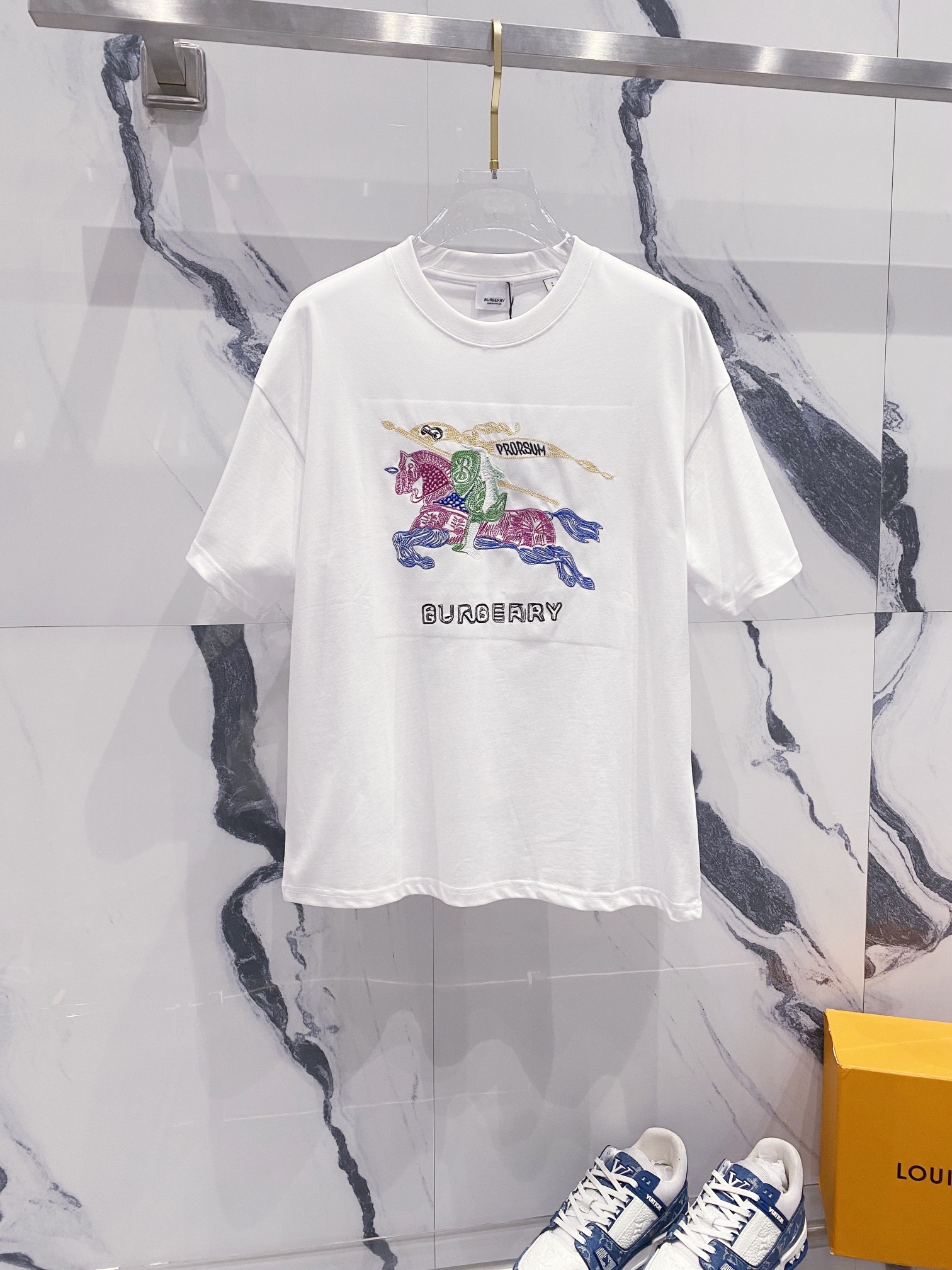 BURBERRY Camiseta de manga corta con cuello redondo de 260 g, logo de letras con caballo de guerra bordado en color 🪡.…