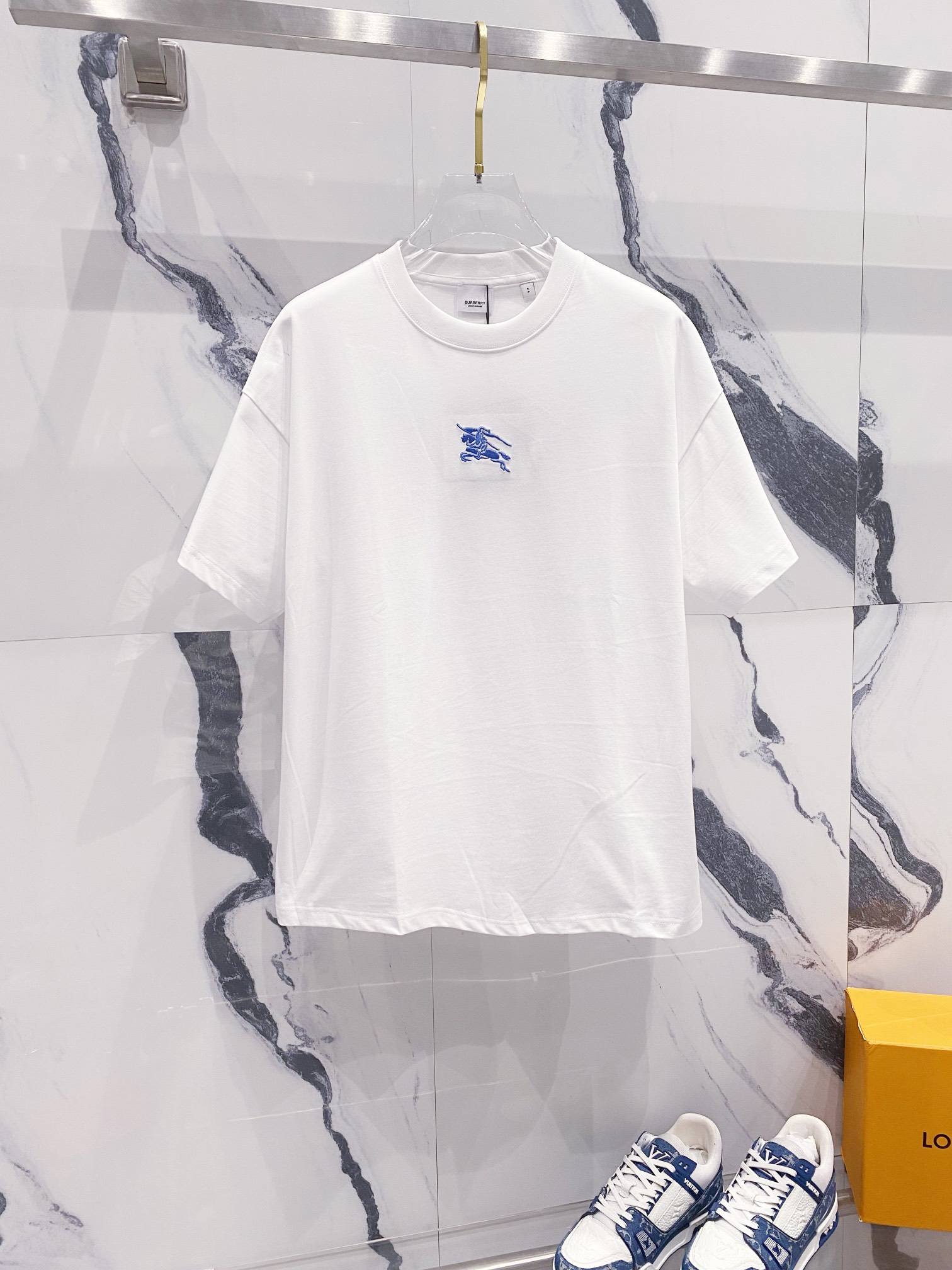 BURBERRY Camiseta de manga corta con cuello redondo de 260 g, bordado clásico de caballo de guerra en el pecho con pequ…