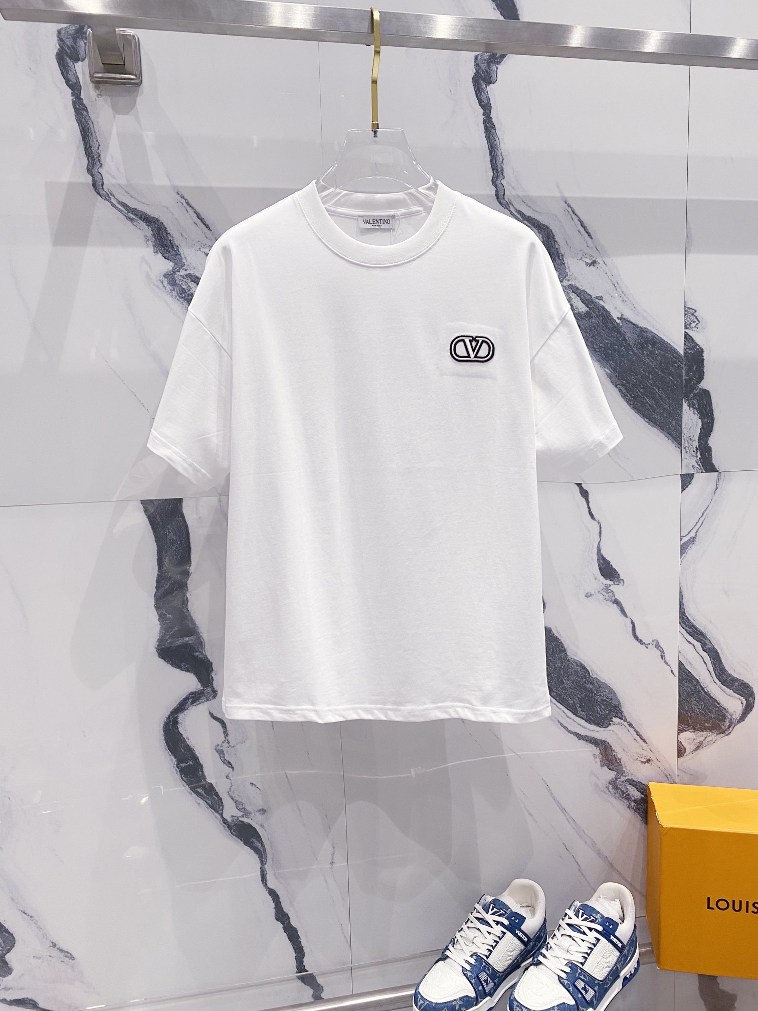 VALENTNO Valentino camiseta de cuello redondo de manga corta 260g, diseño de logo pequeño bordado clásico, sincronizado…