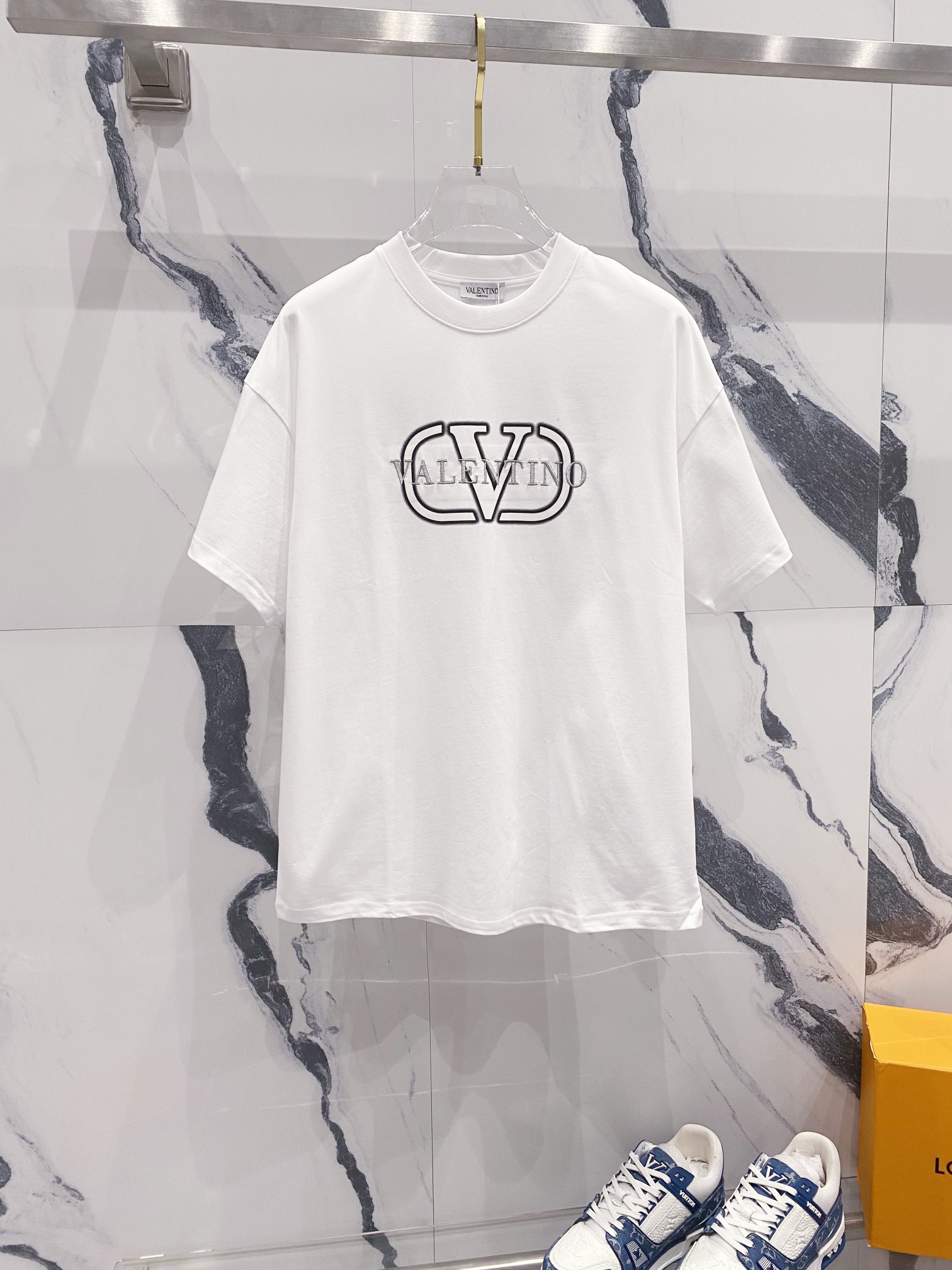 VALENTNO Valentino camiseta de cuello redondo de manga corta 260g, logo bordado con letra V grande y estampado combinad…