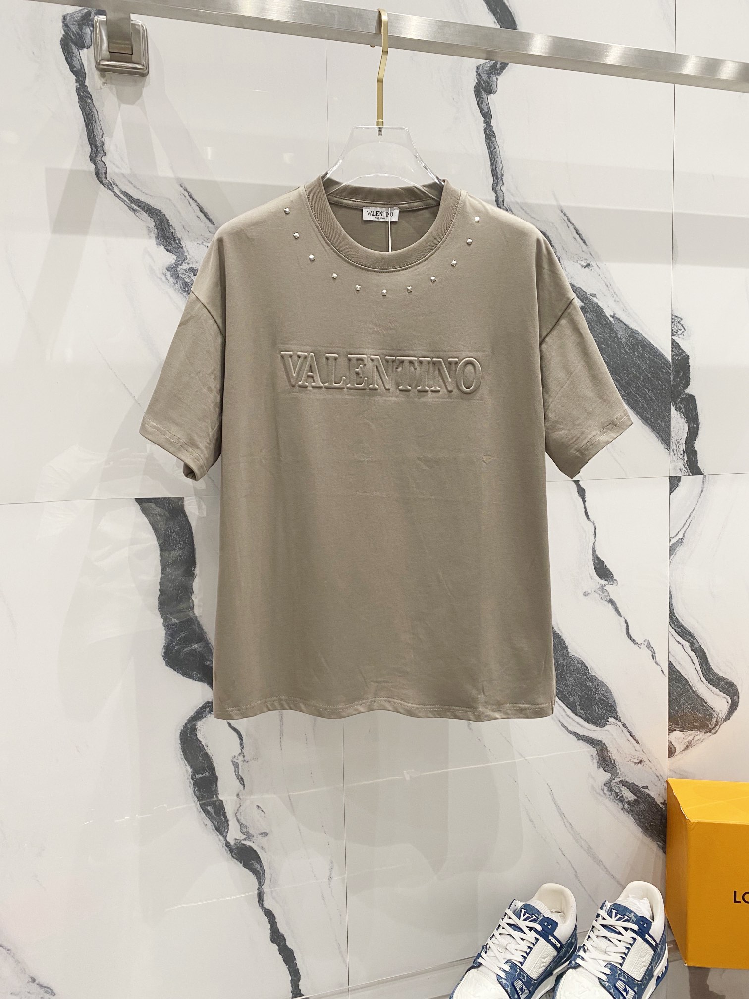 VALENTNO Valentino camiseta de cuello redondo de manga corta 260g, logo impreso en relieve con letras curvas y tachuela…