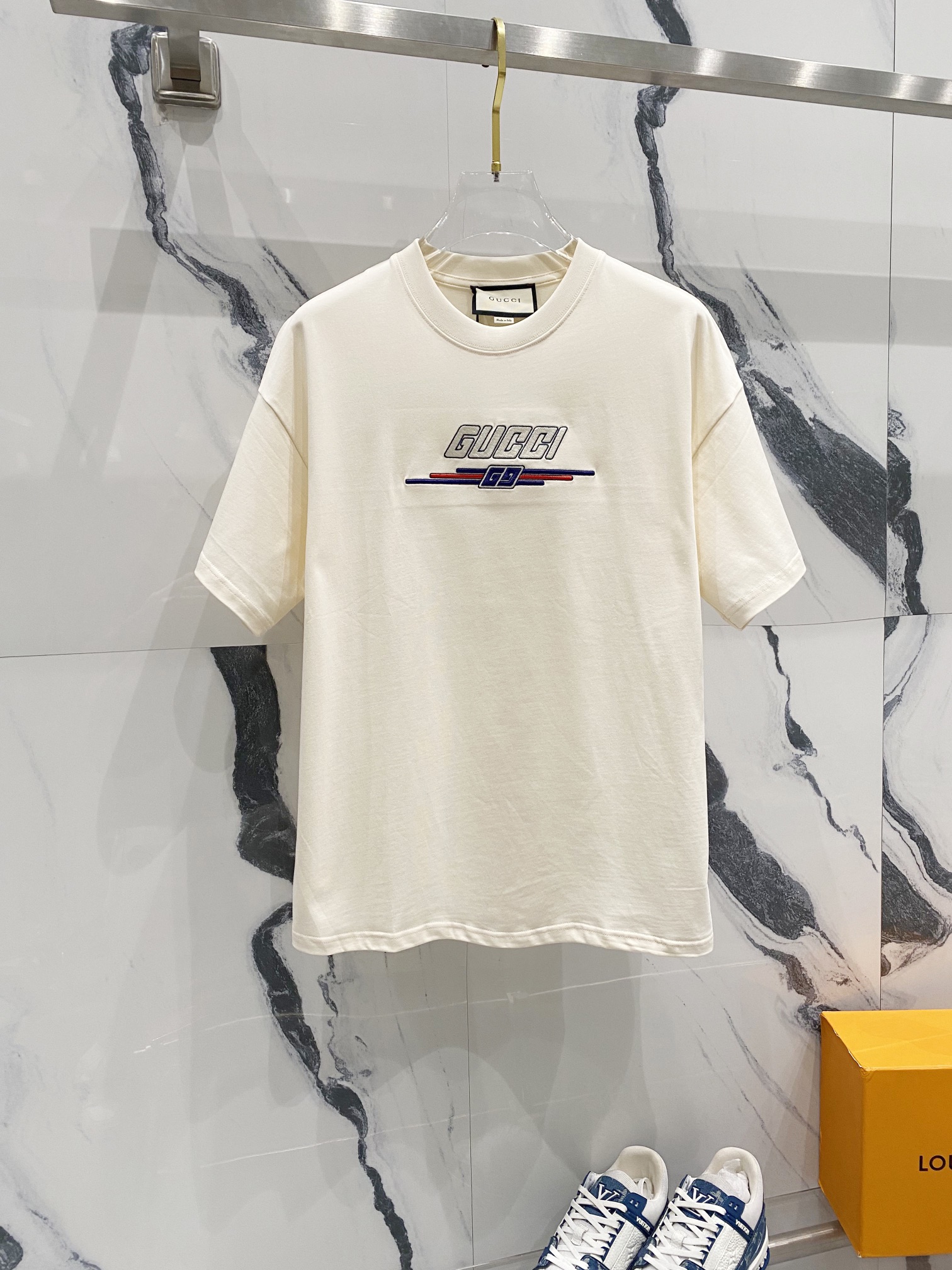 GUCCI 古驰 260克纯棉圆领短袖T恤 GG红蓝字母LOGO刺绣🪡工艺标识 官方同步 高版本 高品质 时尚个性 百搭潮流 纯原品质 原版面料 吊牌 领标 水洗麦 三标齐全 颜色: 黑色.杏色. 尺码：XS-L