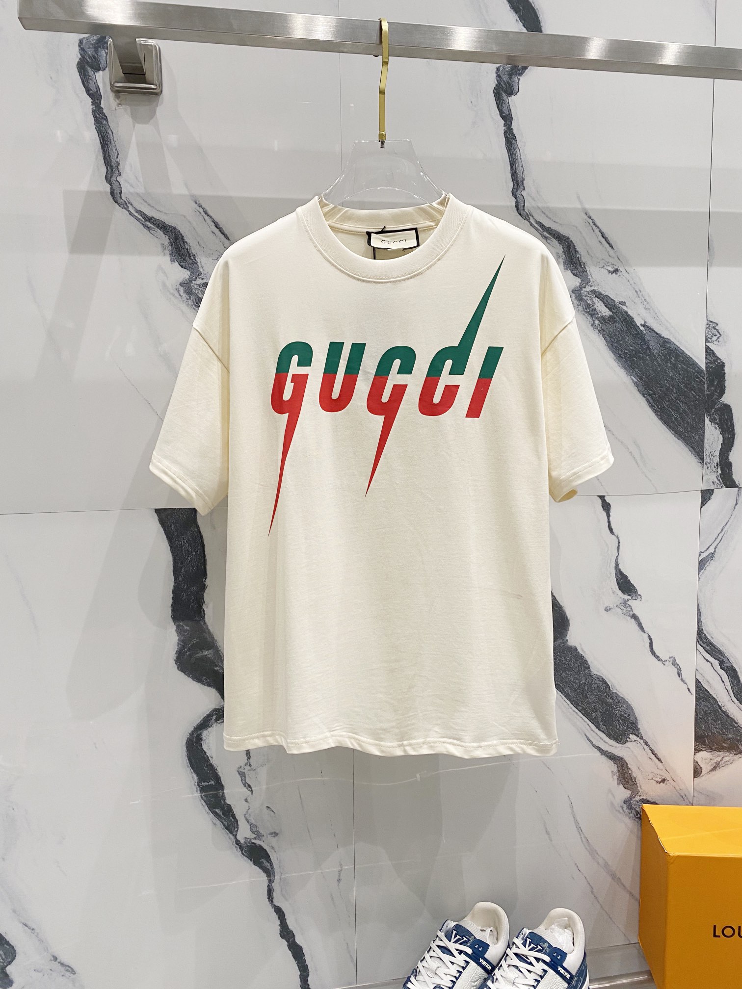 GUCCI 古驰 260克纯棉圆领短袖T恤 经典拼色闪电⚡️字母LOGO印花标识 官方同步 高版本 高品质 时尚个性 百搭潮流 纯原品质 原版面料 吊牌 领标 水洗麦 三标齐全 颜色: 黑色.杏色. 尺码：XS-L