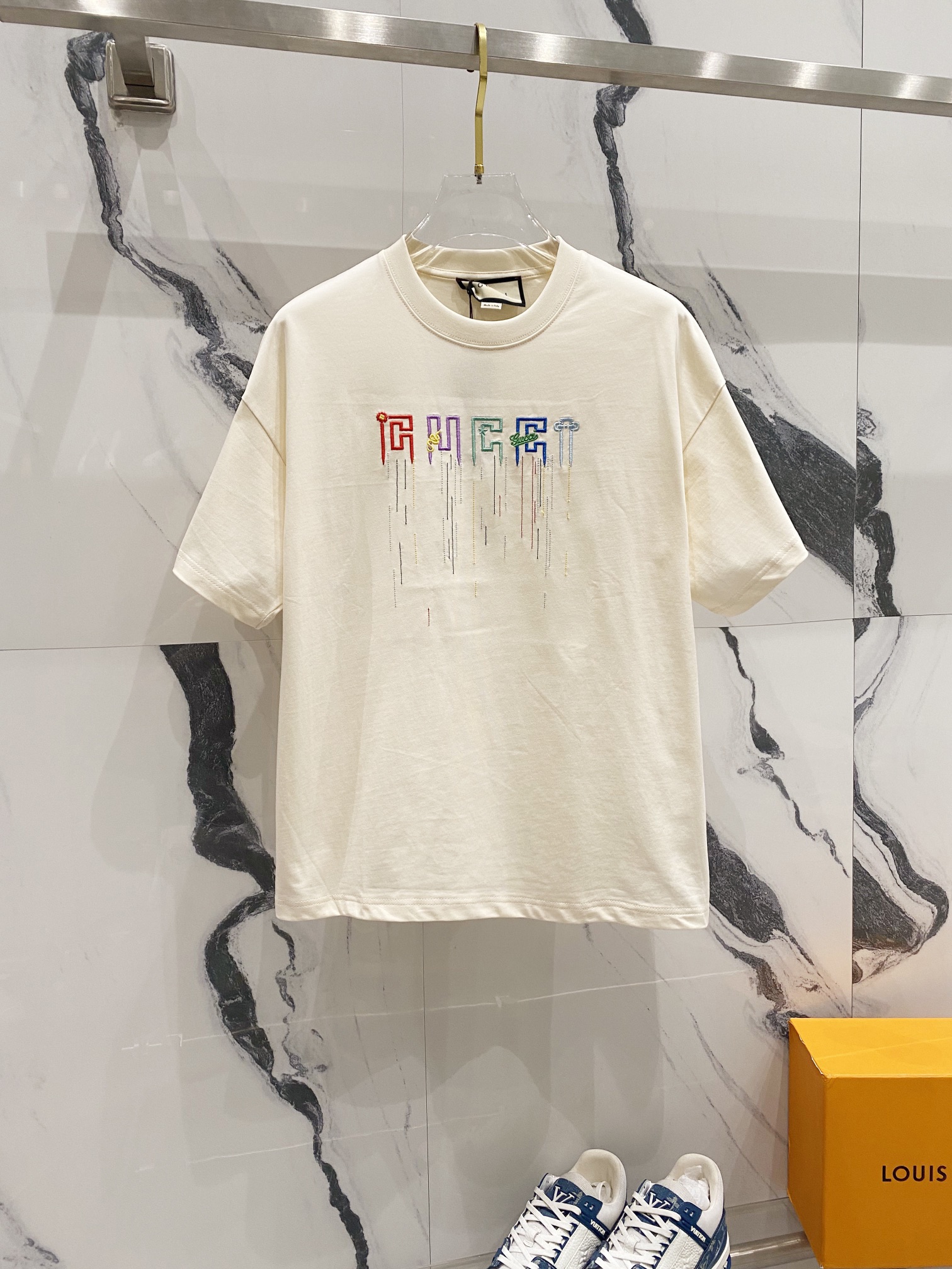 GUCCI 古驰 260克纯棉圆领短袖T恤 七彩字母创意流星🌠刺绣🪡LOGO 官方同步 高版本 高品质 时尚个性 百搭潮流 纯原品质 原版面料 吊牌 领标 水洗麦 三标齐全 颜色: 黑色.杏色. 尺码：XS-L