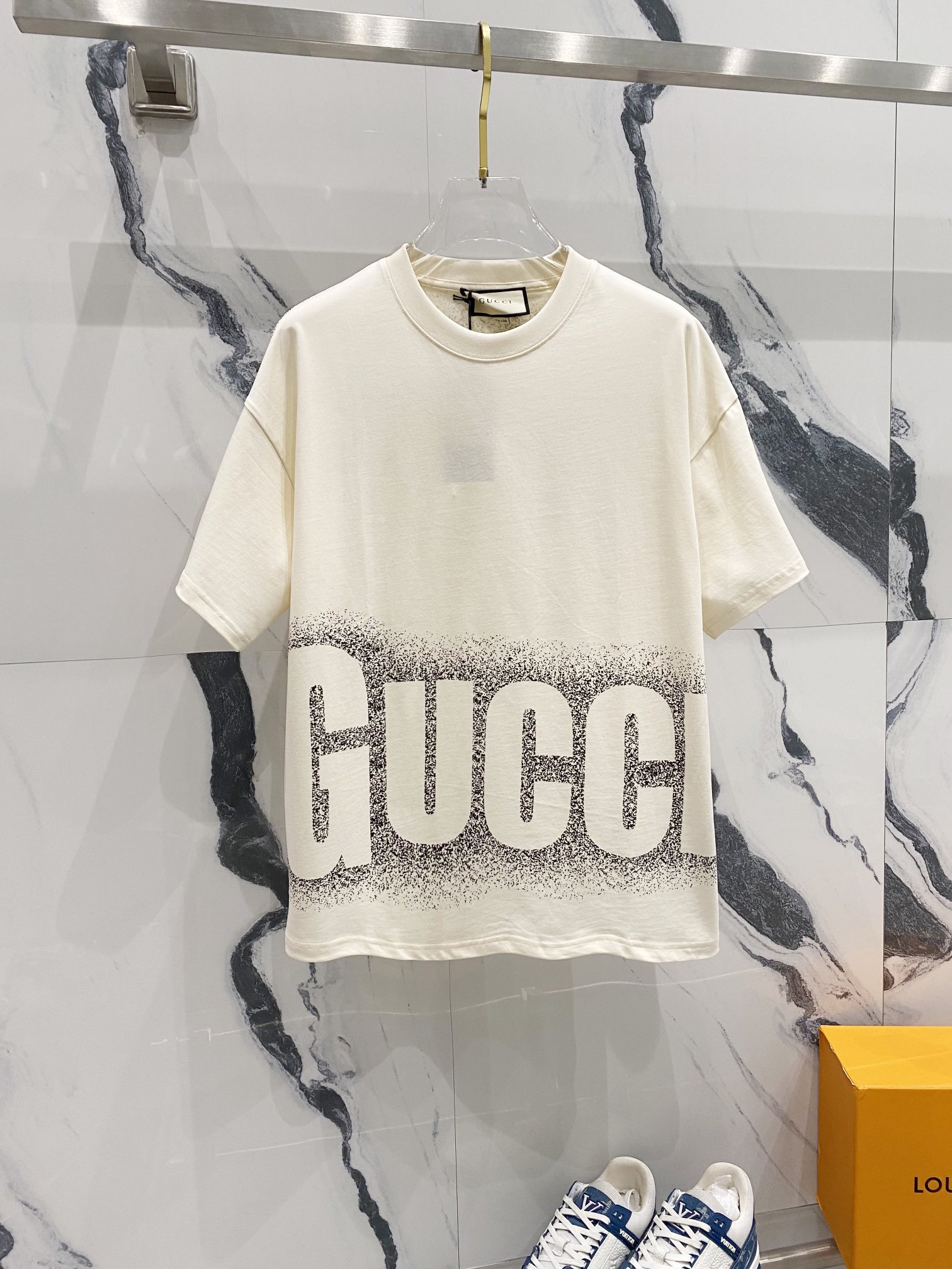 GUCCI 古驰 260克纯棉圆领短袖T恤 大幅字母LOGO星空🌃喷墨印花标识 官方同步 高版本 高品质 时尚个性 百搭潮流 纯原品质 原版面料 吊牌 领标 水洗麦 三标齐全 颜色: 黑色.杏色. 尺码：XS-L