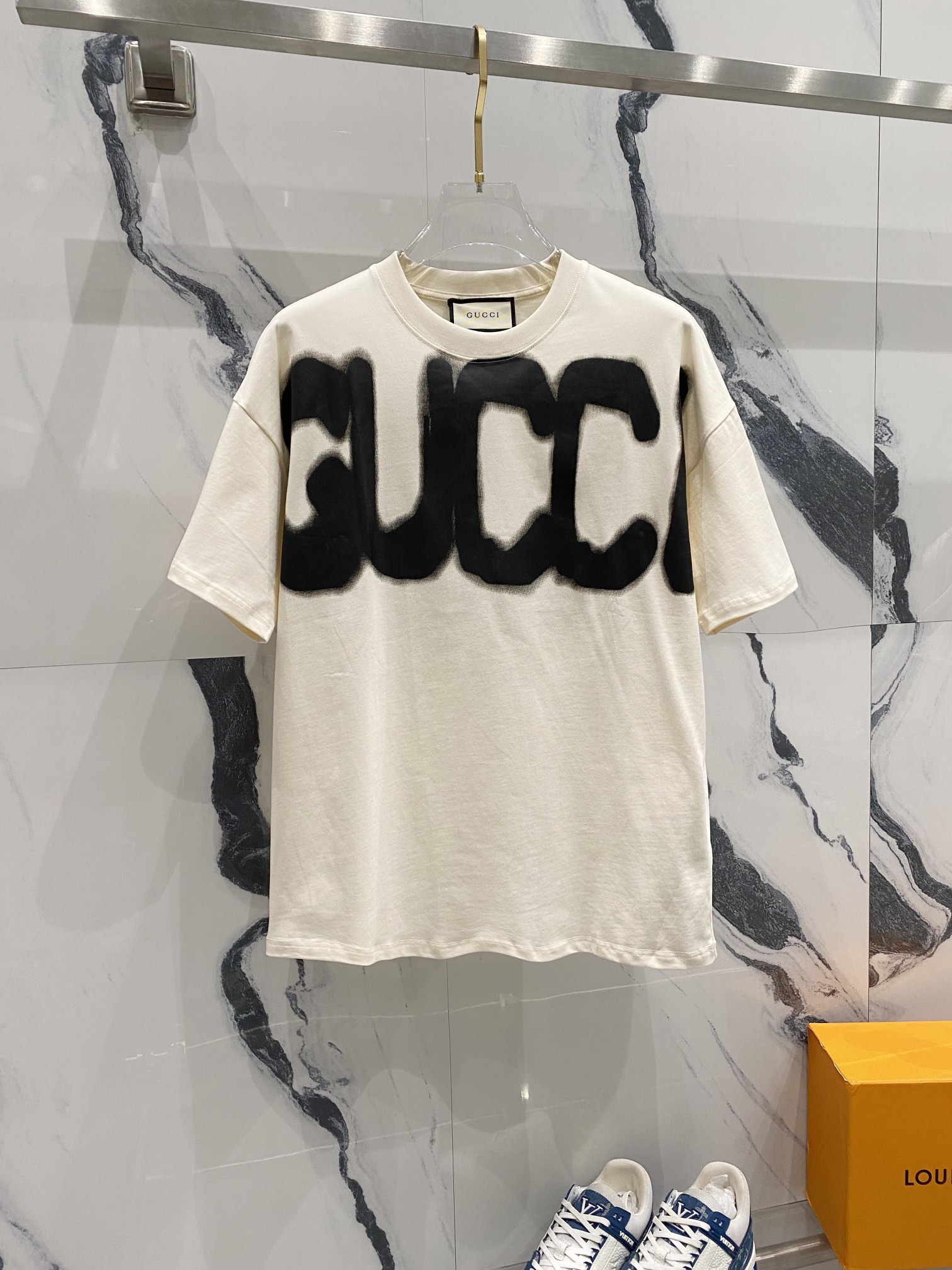 GUCCI 古驰 260克纯棉圆领短袖T恤 联名巴黎前后字母印花LOGO标识 官方同步 高版本 高品质 时尚个性 百搭潮流 纯原品质 原版面料 吊牌 领标 水洗麦 三标齐全 颜色: 黑色.杏色. 尺码：XS-L