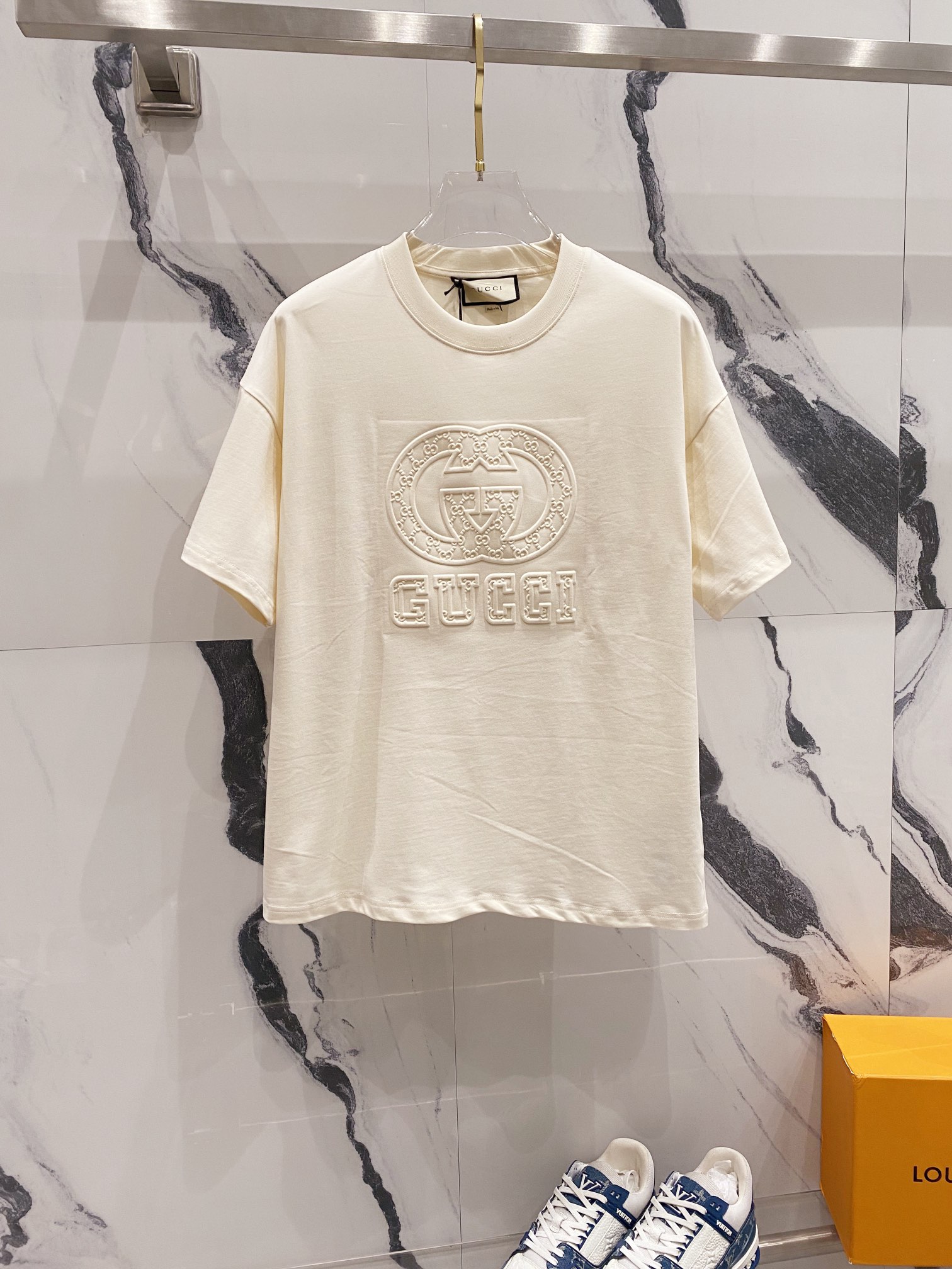 GUCCI 古驰 260克纯棉圆领短袖T恤 本色立体凹凸压印GG大字母LOGO 官方同步 高版本 高品质 时尚个性 百搭潮流 纯原品质 原版面料 吊牌 领标 水洗麦 三标齐全 颜色: 黑色.杏色. 尺码：XS-L