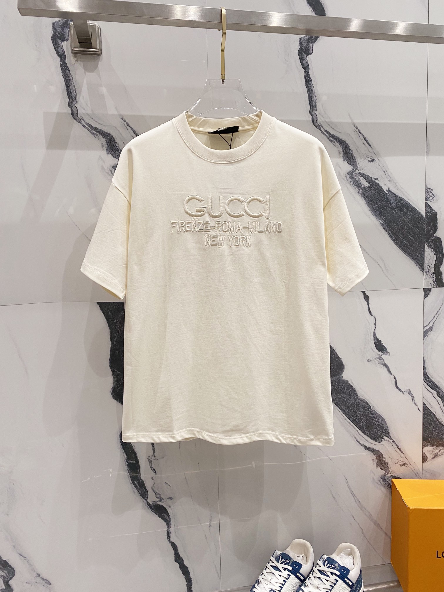 GUCCI 古驰 260克纯棉圆领短袖T恤 本色刺绣🪡排列字母LOGO标识 官方同步 高版本 高品质 时尚个性 百搭潮流 纯原品质 原版面料 吊牌 领标 水洗麦 三标齐全 颜色: 黑色.杏色. 尺码：XS-L