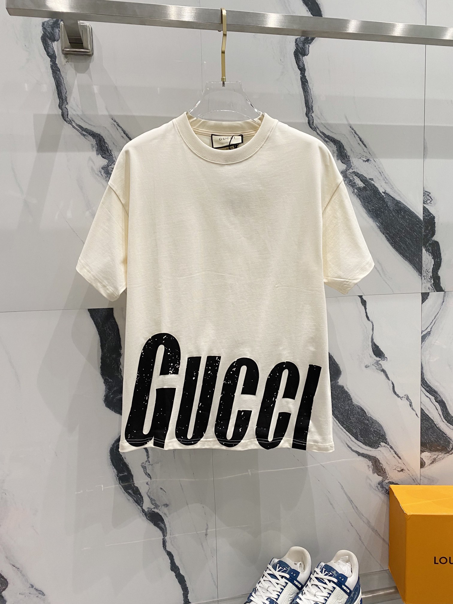 GUCCI 古驰 260克纯棉圆领短袖T恤 联名巴黎下摆字母印花LOGO标识 官方同步 高版本 高品质 时尚个性 百搭潮流 纯原品质 原版面料 吊牌 领标 水洗麦 三标齐全 颜色: 黑色.杏色. 尺码：XS-L