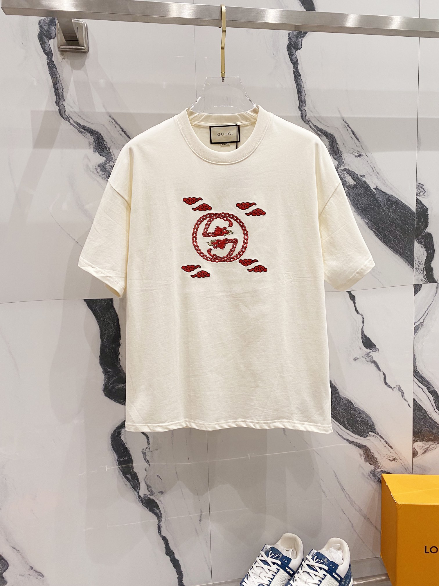 GUCCI 古驰 260克纯棉圆领短袖T恤 双龙🐲GG字母LOGO绣花标识 官方同步 高版本 高品质 时尚个性 百搭潮流 纯原品质 原版面料 吊牌 领标 水洗麦 三标齐全 颜色: 黑色.杏色. 尺码：XS-L