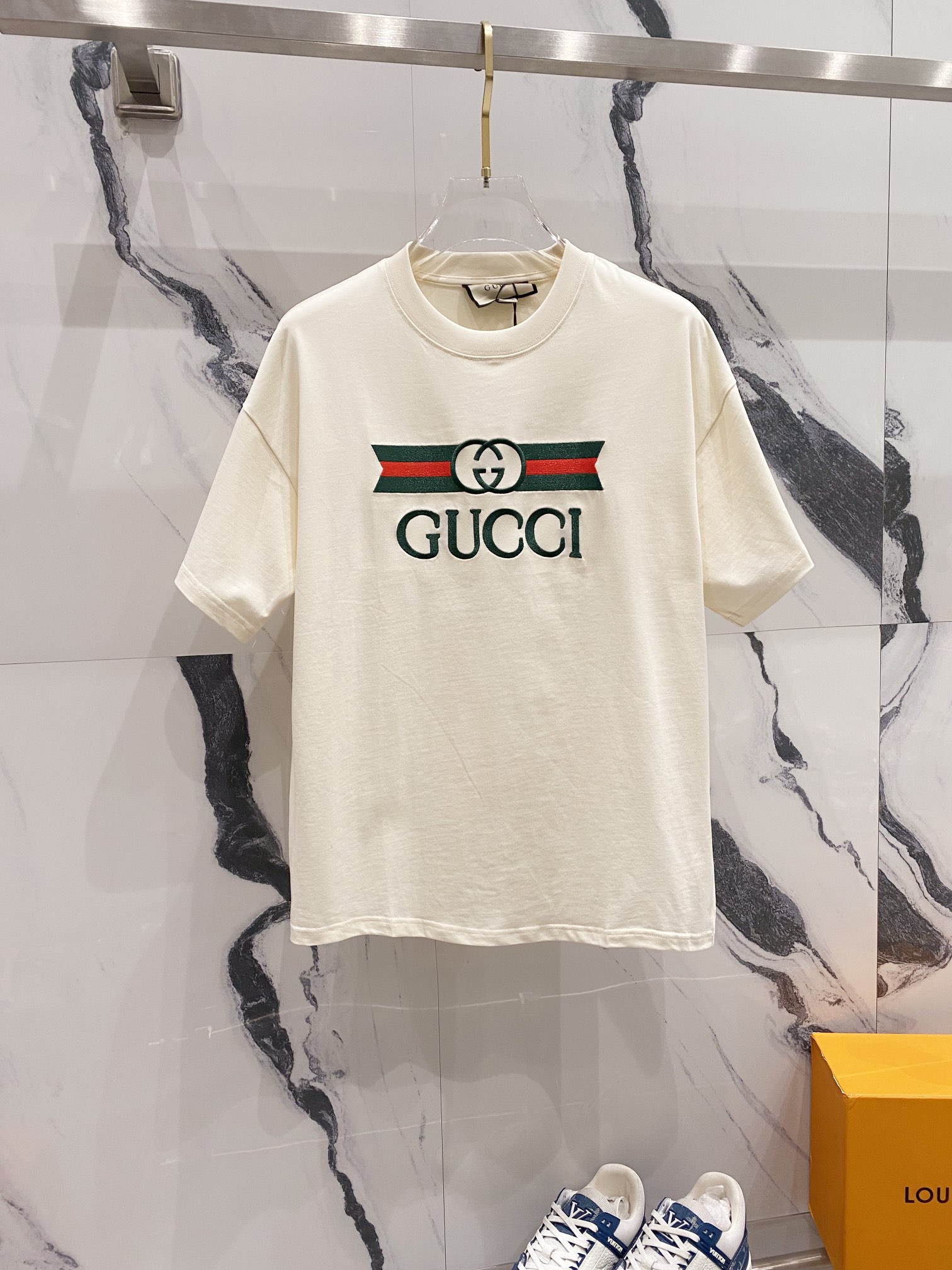 GUCCI 古驰 260克纯棉圆领短袖T恤 经典红绿腰带刺绣🪡字母LOGO 官方同步 高版本 高品质 时尚个性 百搭潮流 纯原品质 原版面料 吊牌 领标 水洗麦 三标齐全 颜色: 黑色.杏色. 尺码：XS-L