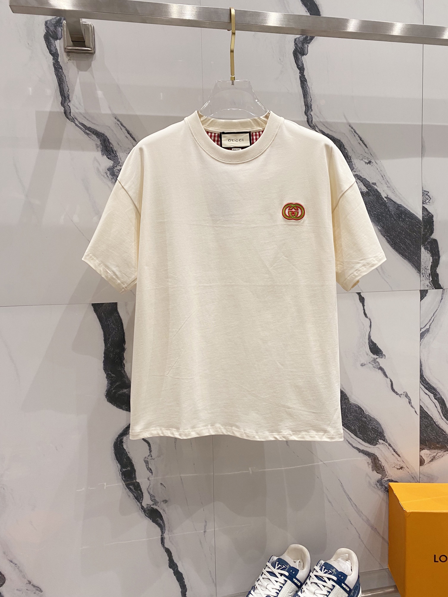 GUCCI 古驰 260克纯棉圆领短袖T恤 刺绣GG字母小标 贴布格纹领部设计 官方同步 高版本 高品质 时尚个性 百搭潮流 纯原品质 原版面料 吊牌 领标 水洗麦 三标齐全 颜色: 黑色.杏色. 尺码：XS-L
