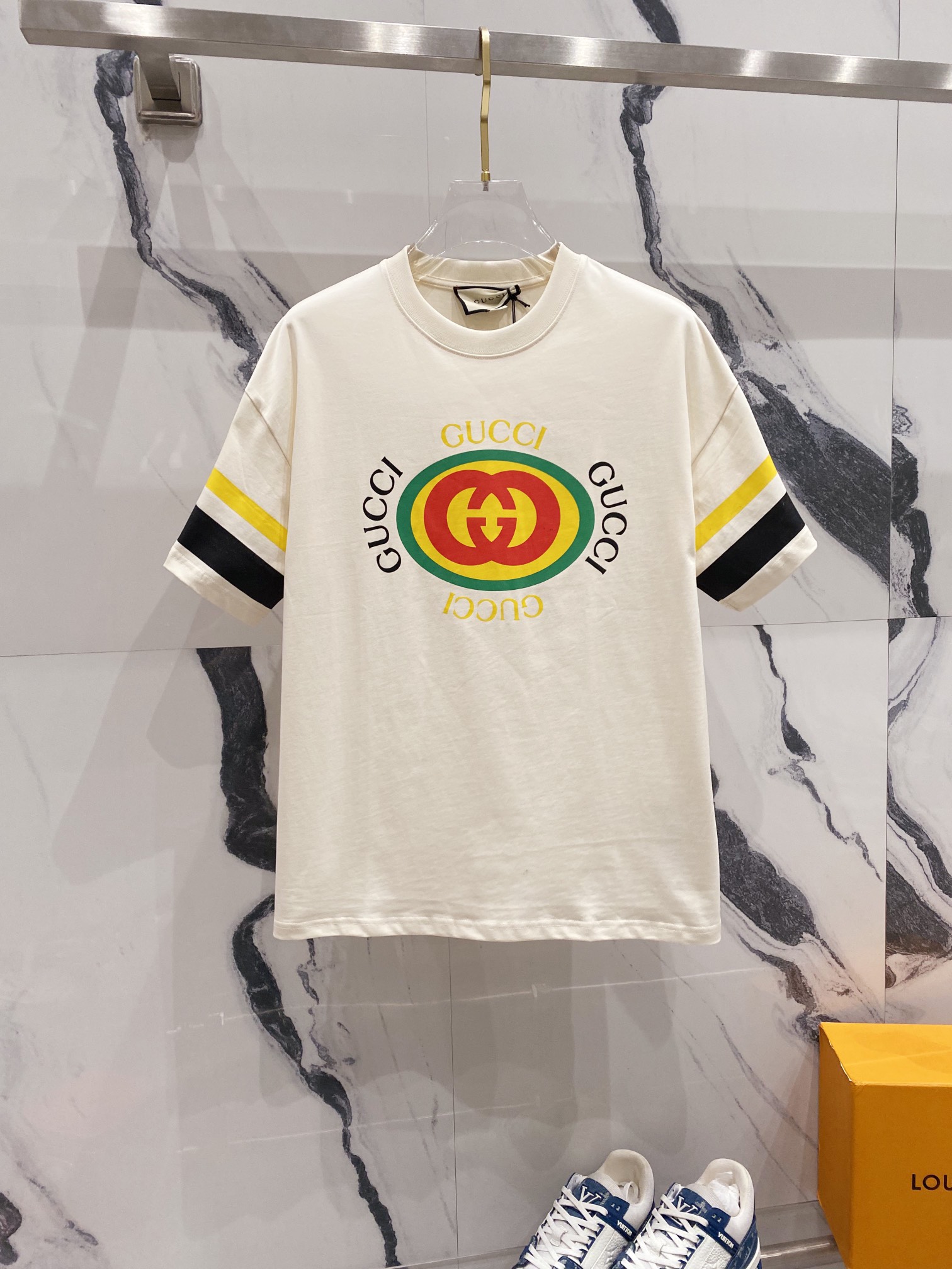 GUCCI 古驰 260克纯棉圆领短袖T恤 环绕双G字母印花LOGO拼接手袖设计 官方同步 高版本 高品质 时尚个性 百搭潮流 纯原品质 原版面料 吊牌 领标 水洗麦 三标齐全 颜色: 黑色.杏色. 尺码：XS-L