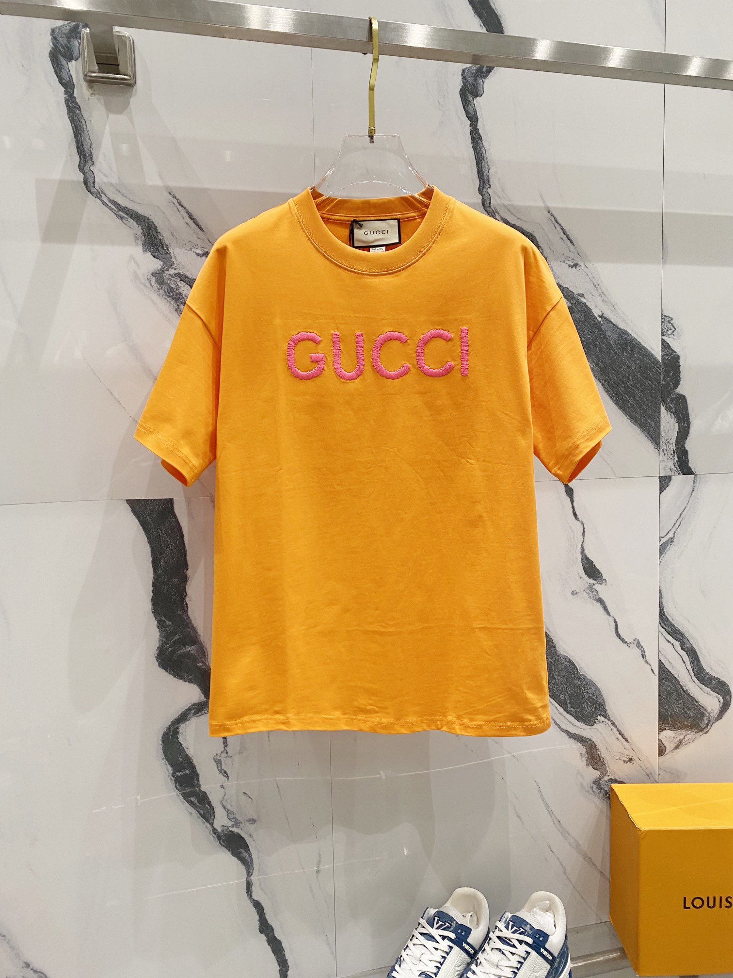 GUCCI 古驰 260克纯棉圆领短袖T恤 复古粉色字母刺绣🪡LOGO标识 官方同步 高版本 高品质 时尚个性 百搭潮流 纯原品质 原版面料 吊牌 领标 水洗麦 三标齐全 颜色: 黑色.杏色.橙色. 尺码：XS-L