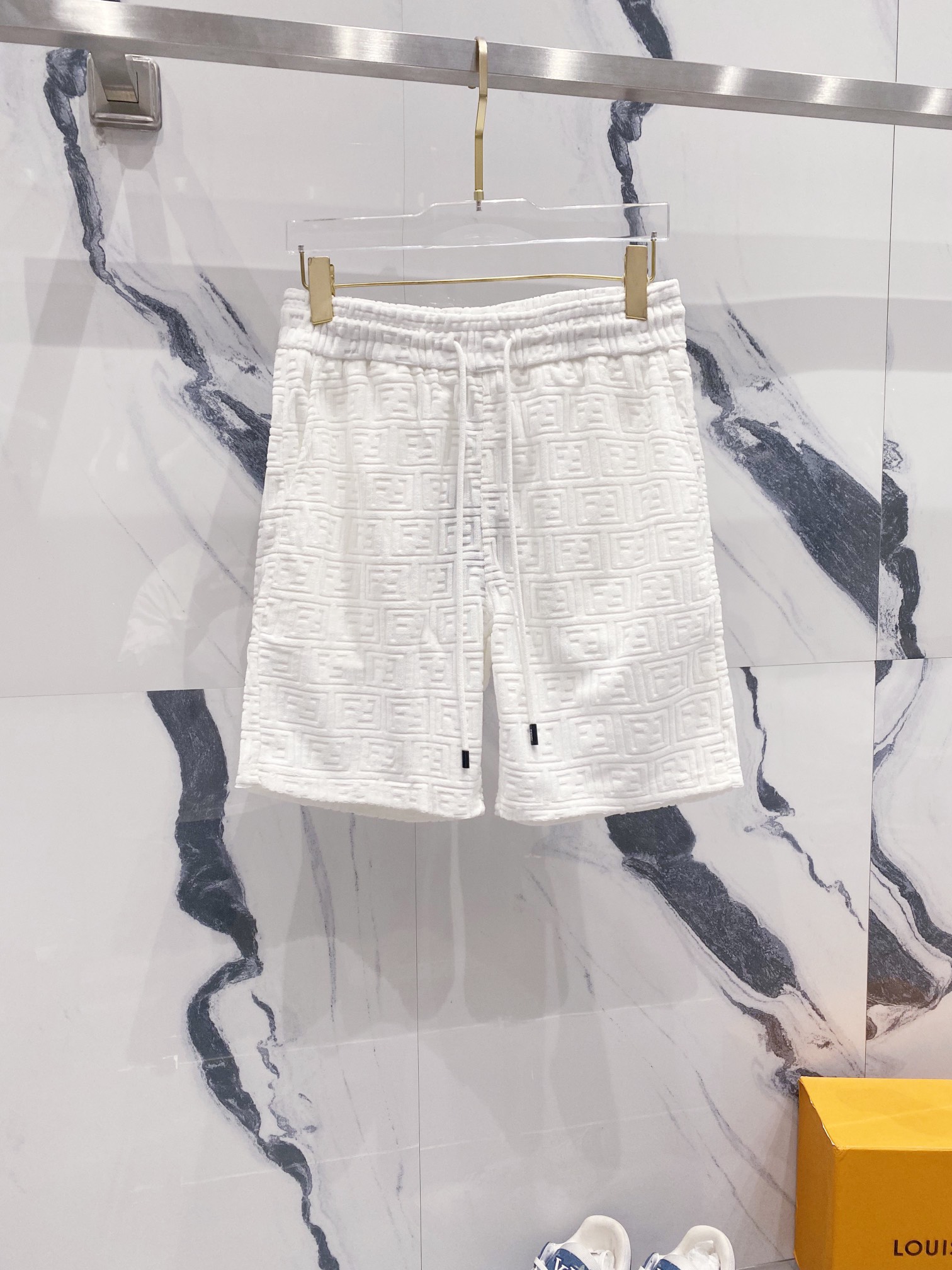 Pantalones cortos FENDI 芬迪 de tejido de toalla jacquard, logo FF en color natural con patrón oculto, juego de jacquard,…