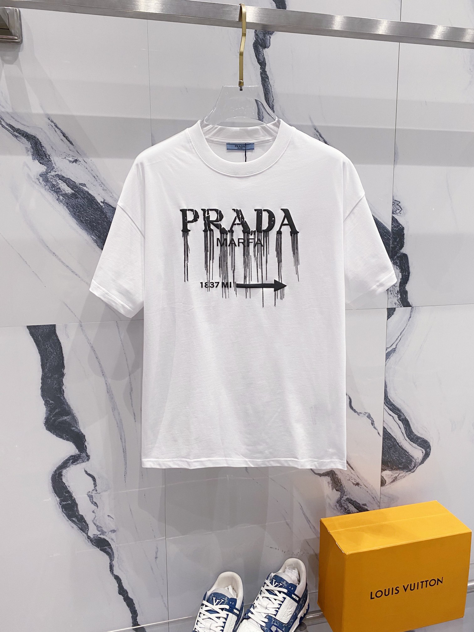 Camiseta PRADA de manga corta con cuello redondo de 260 g, logotipo con estampado de flechas y letras de espuma limitad…