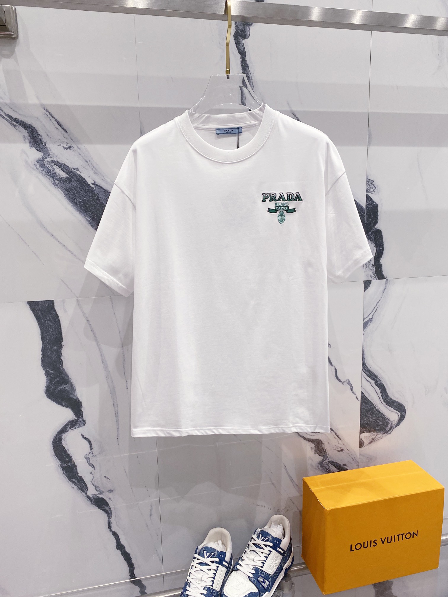 Camiseta PRADA de manga corta con cuello redondo de 260 g, bordado clásico en color degradado🪡etiqueta pequeña con LOG…