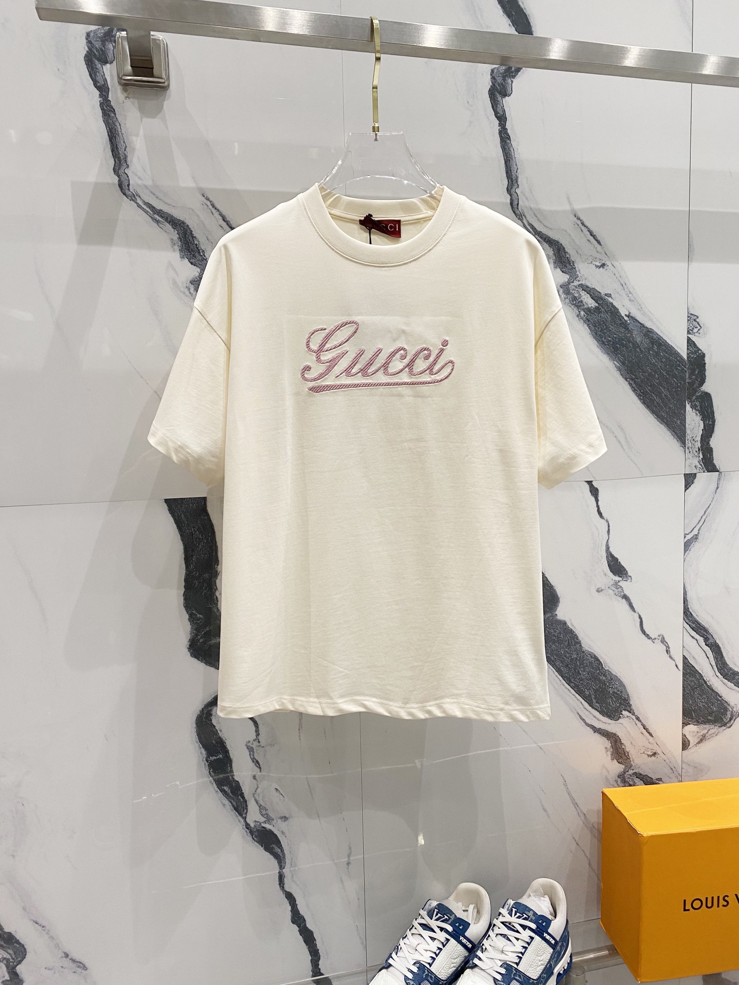 GUCCI 古驰 260克纯棉圆领短袖T恤 经典粉色字母刺绣🪡LOGO设计标识 官方同步 高版本 高品质 时尚个性 百搭潮流 纯原品质 原版面料 吊牌 领标 水洗麦 三标齐全 颜色: 黑色.杏色. 尺码：XS-L