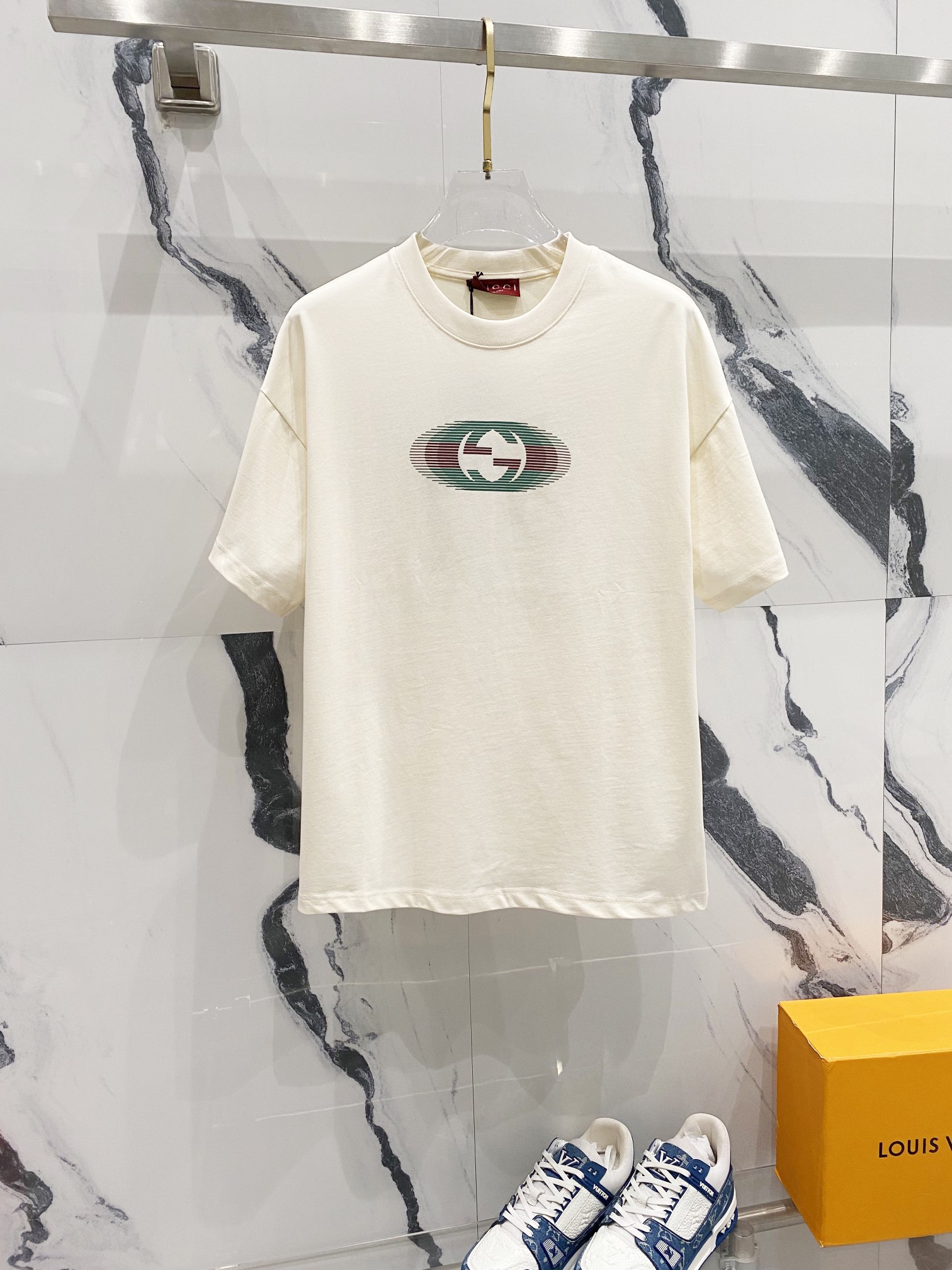 GUCCI 古驰 260克纯棉圆领短袖T恤 幻影红绿GG字母印花LOGO标识 官方同步 高版本 高品质 时尚个性 百搭潮流 纯原品质 原版面料 吊牌 领标 水洗麦 三标齐全 颜色: 黑色.杏色. 尺码：XS-L