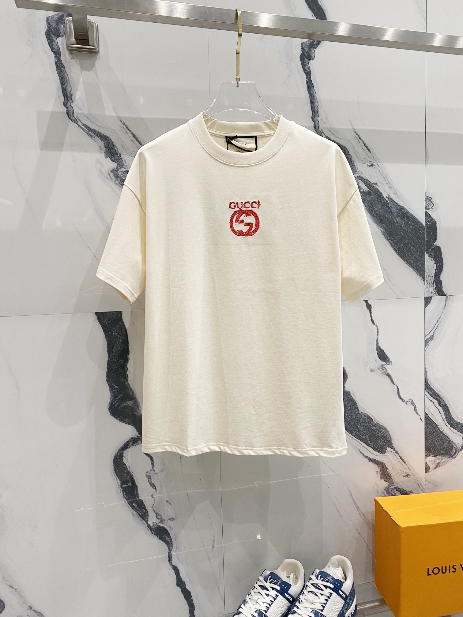 GUCCI 古驰 260克纯棉圆领短袖T恤 经典双G大字母LOGO涂鸦印花标识 官方同步 高版本 高品质 时尚个性 百搭潮流 纯原品质 原版面料 吊牌 领标 水洗麦 三标齐全 颜色: 黑色.杏色. 尺码：XS-L