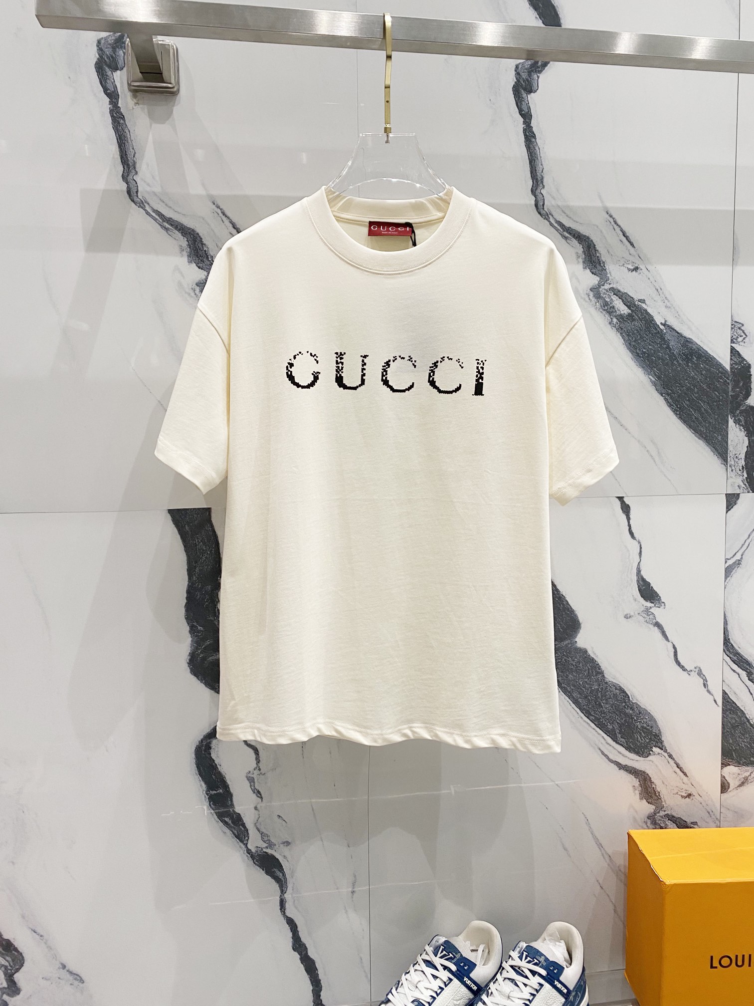 GUCCI 古驰 260克纯棉圆领短袖T恤 渐变雪花❄️字母LOGO印花工艺标识 官方同步 高版本 高品质 时尚个性 百搭潮流 纯原品质 原版面料 吊牌 领标 水洗麦 三标齐全 颜色: 黑色.杏色. 尺码：XS-L