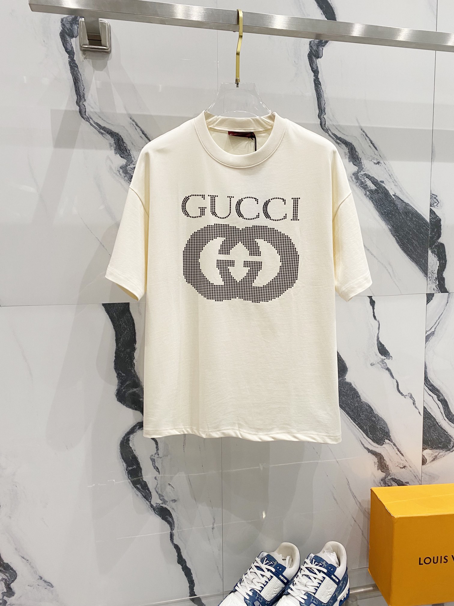 GUCCI Gucci Camiseta de manga corta de cuello redondo de algodón puro de 260 g, logo de letras GG con patrón de lunares…