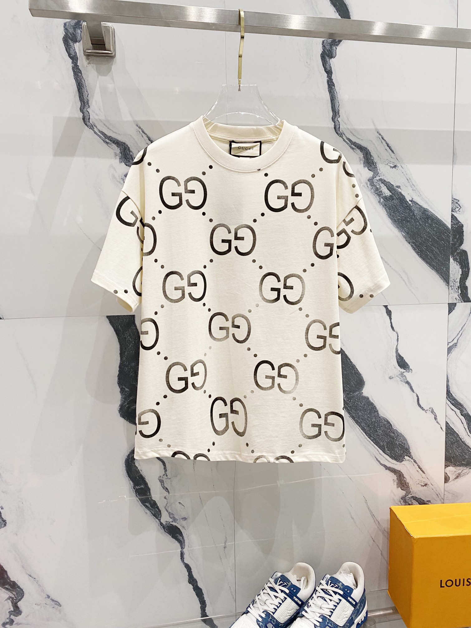 GUCCI Gucci Camiseta de manga corta de cuello redondo de algodón puro de 260 g, logo GG clásico con estampado de letras…