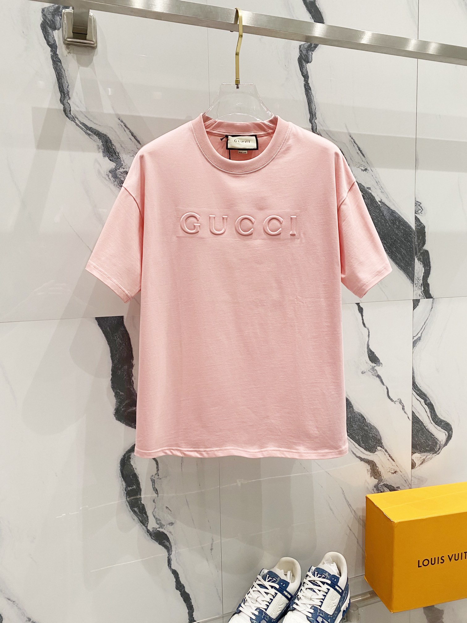 GUCCI Gucci Camiseta de manga corta de cuello redondo de algodón puro de 260 g, logo de letras de marca en color natura…