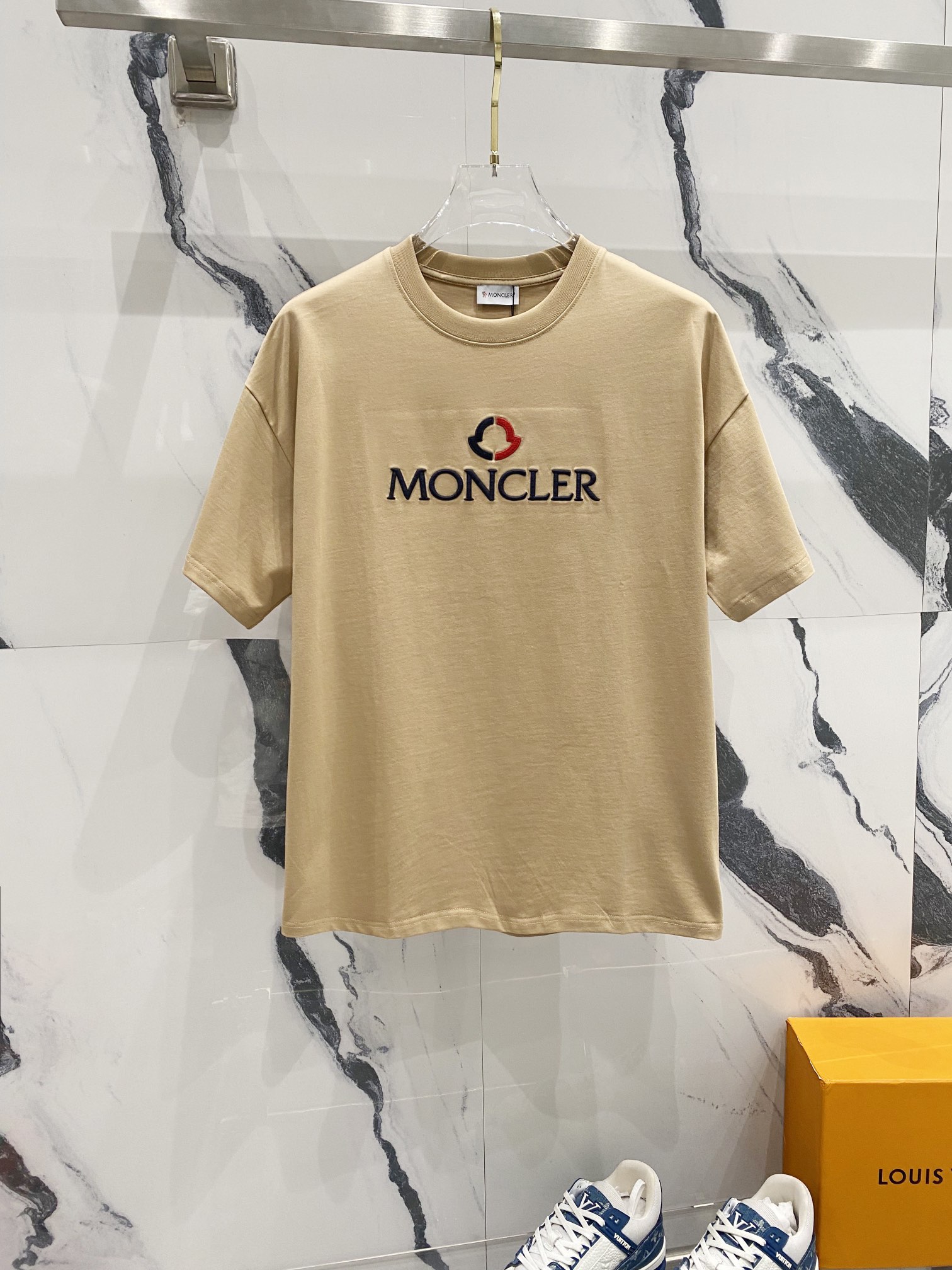 MONCLER Montclair, camiseta de manga corta con cuello redondo de 260 g, con logo de letras icónico bordado y parche en …