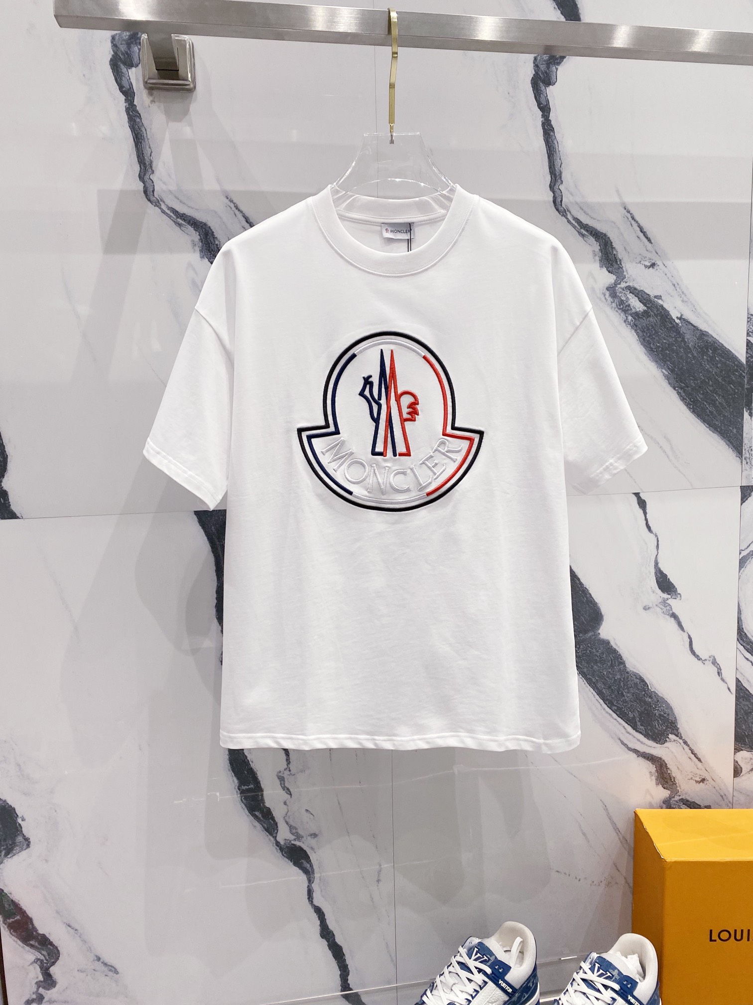 MONCLER Montclair, camiseta de manga corta con cuello redondo de 260 g, con logo tricolor rojo, blanco y azul de Mont c…