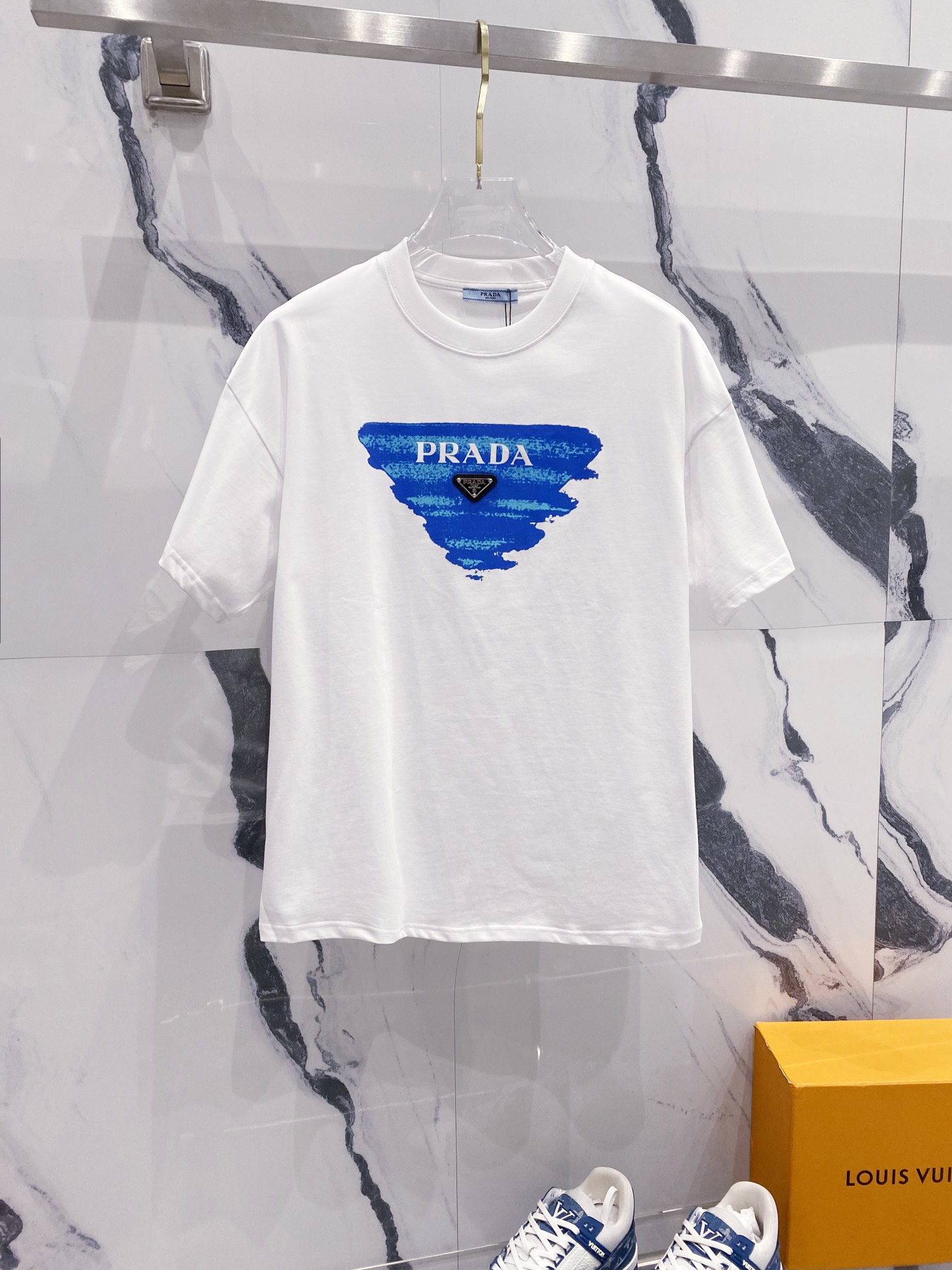 PRADA Camiseta de manga corta con cuello redondo de 260 g Letra triangular inspirada Impresión de LOGO + diseño de insi…