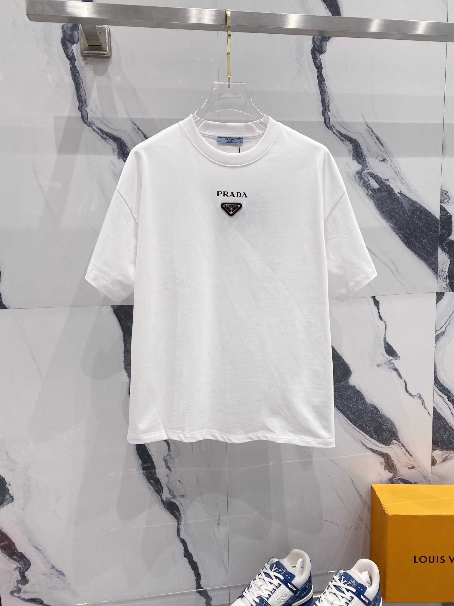 Camiseta PRADA de manga corta con cuello redondo de 260 g, impresión simple de LOGO en letra minúscula, diseño de insig…