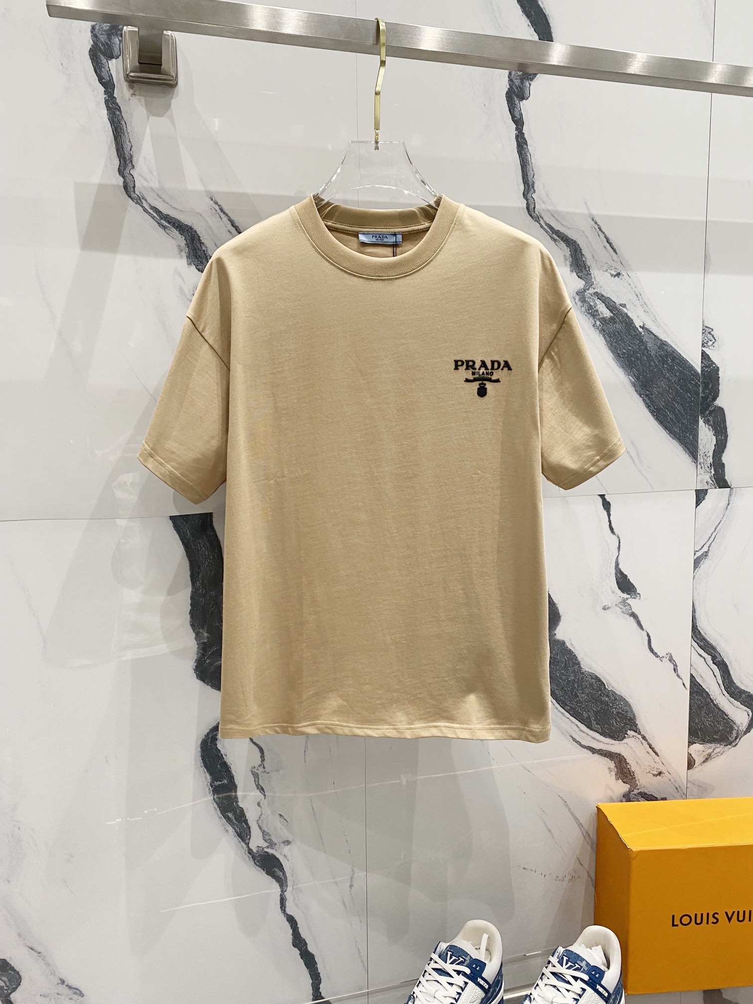 Camiseta PRADA de manga corta con cuello redondo de 260 g, diseño de LOGOTIPO de etiqueta pequeña con letras tridimensi…