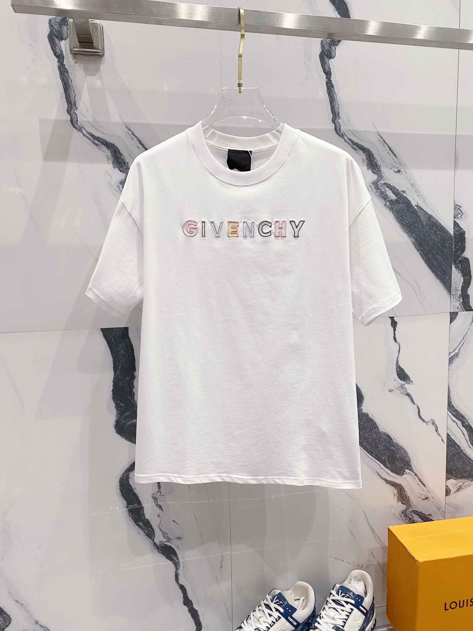 GIVENCHY Camiseta de manga corta con cuello redondo de 260 g Logo disposición de la marca bordado de letras coloridas🪡…