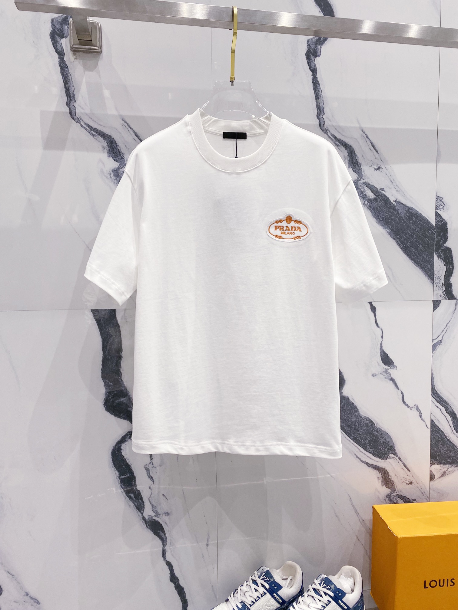 PRADA 320g Camiseta de manga corta con cuello redondo y corona 👑 letras pequeñas bordadas LOGO sincronización oficial …