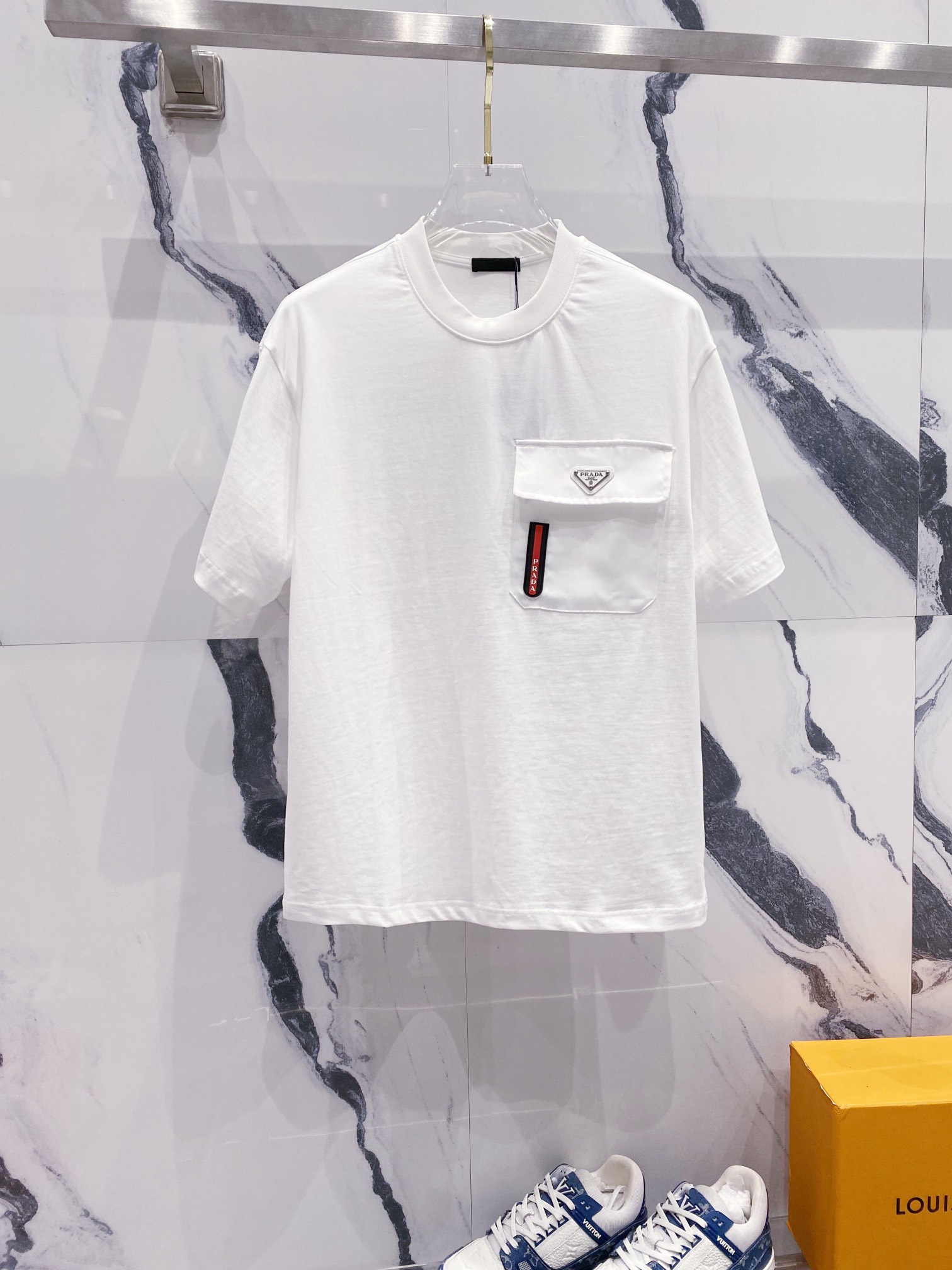 Camiseta PRADA de manga corta con cuello redondo de 320 g, marca triangular de bolsillo de nailon, diseño de LOGO con t…