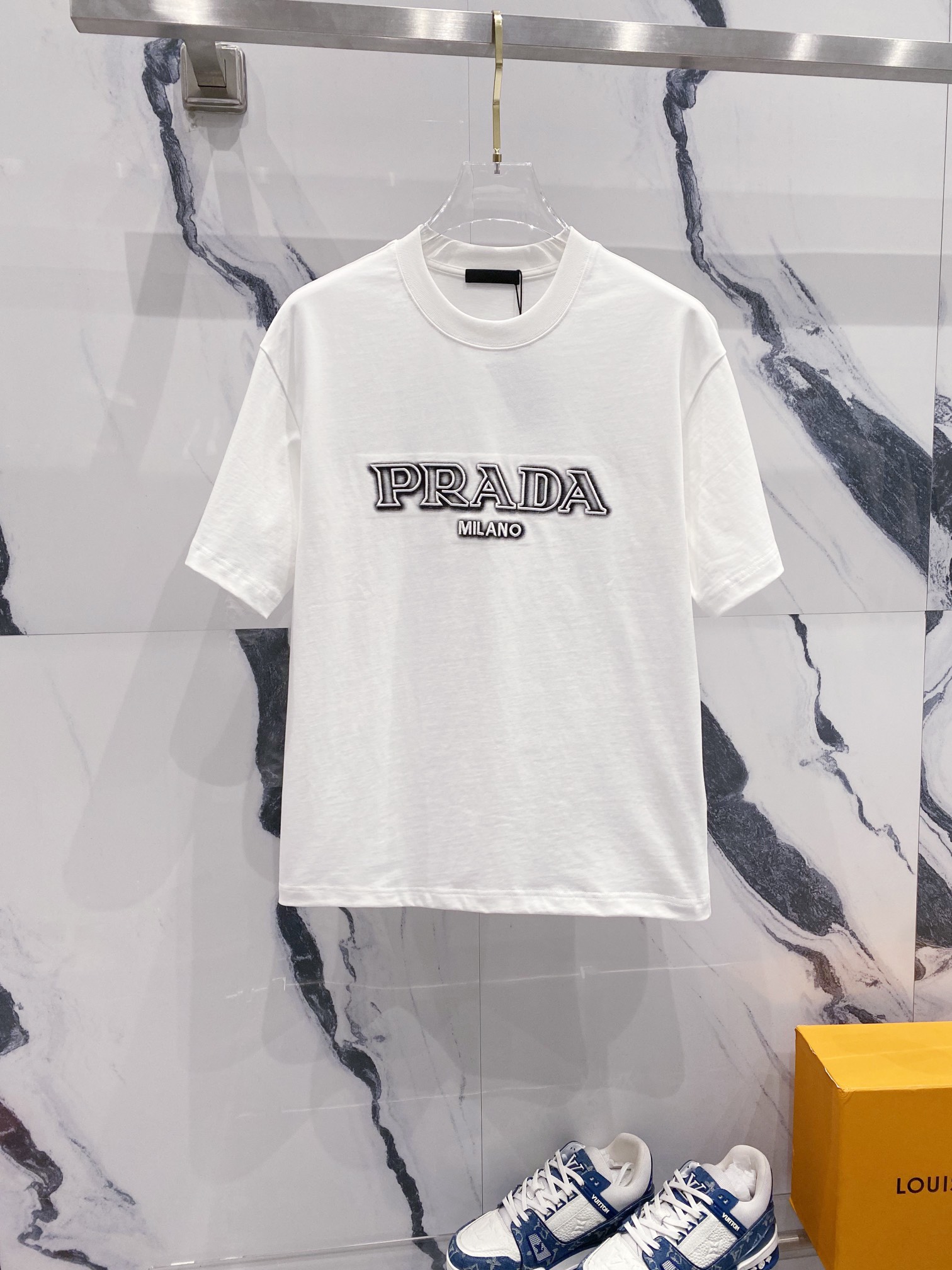Camiseta PRADA de manga corta con cuello redondo de 320 g, bordado tridimensional🪡+LOGO con letras impresas, sincroniz…