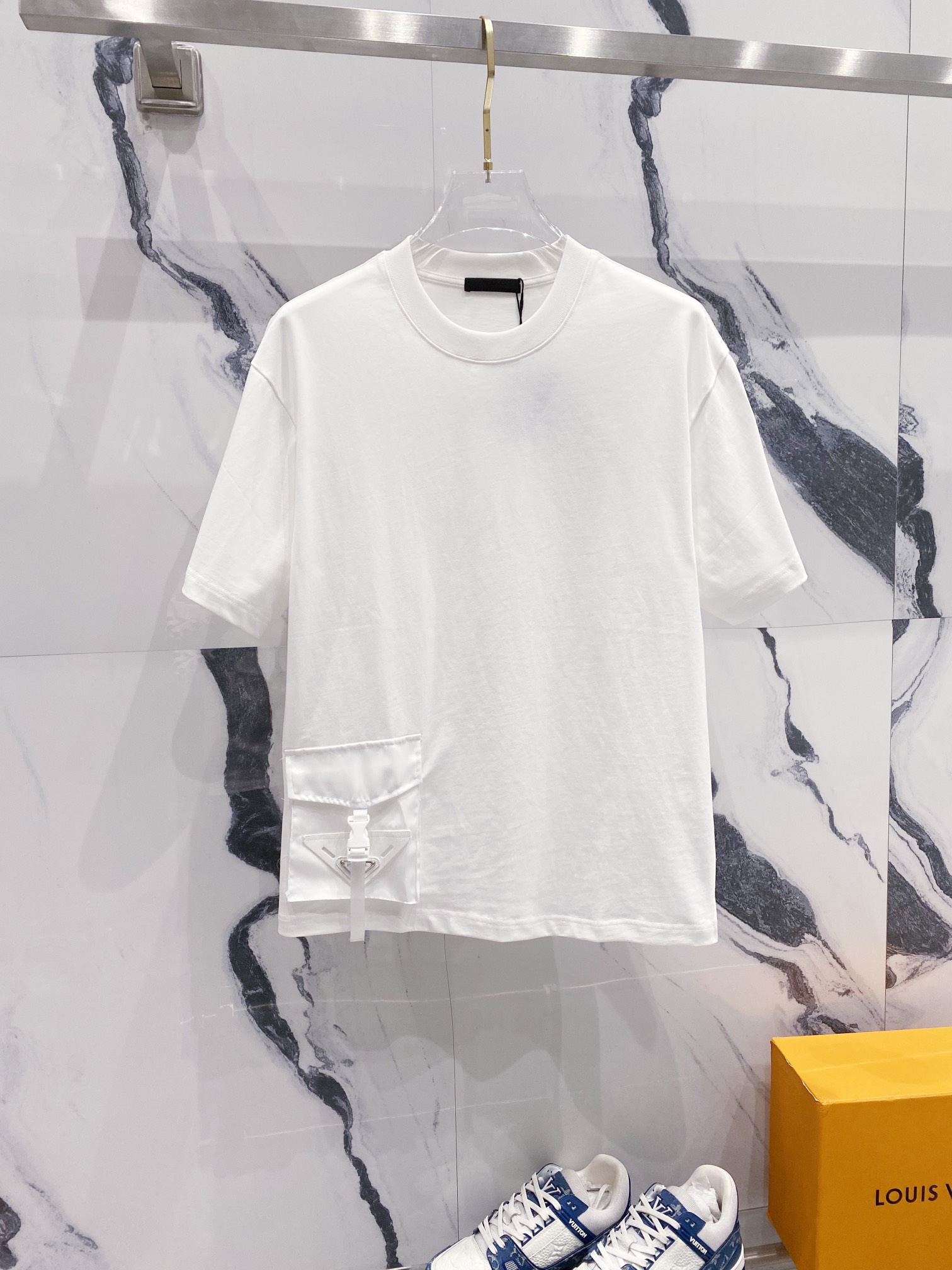 Camiseta PRADA de manga corta con cuello redondo de 320 g, bolsillo de trabajo de nailon, marca triangular, LOGO con pl…