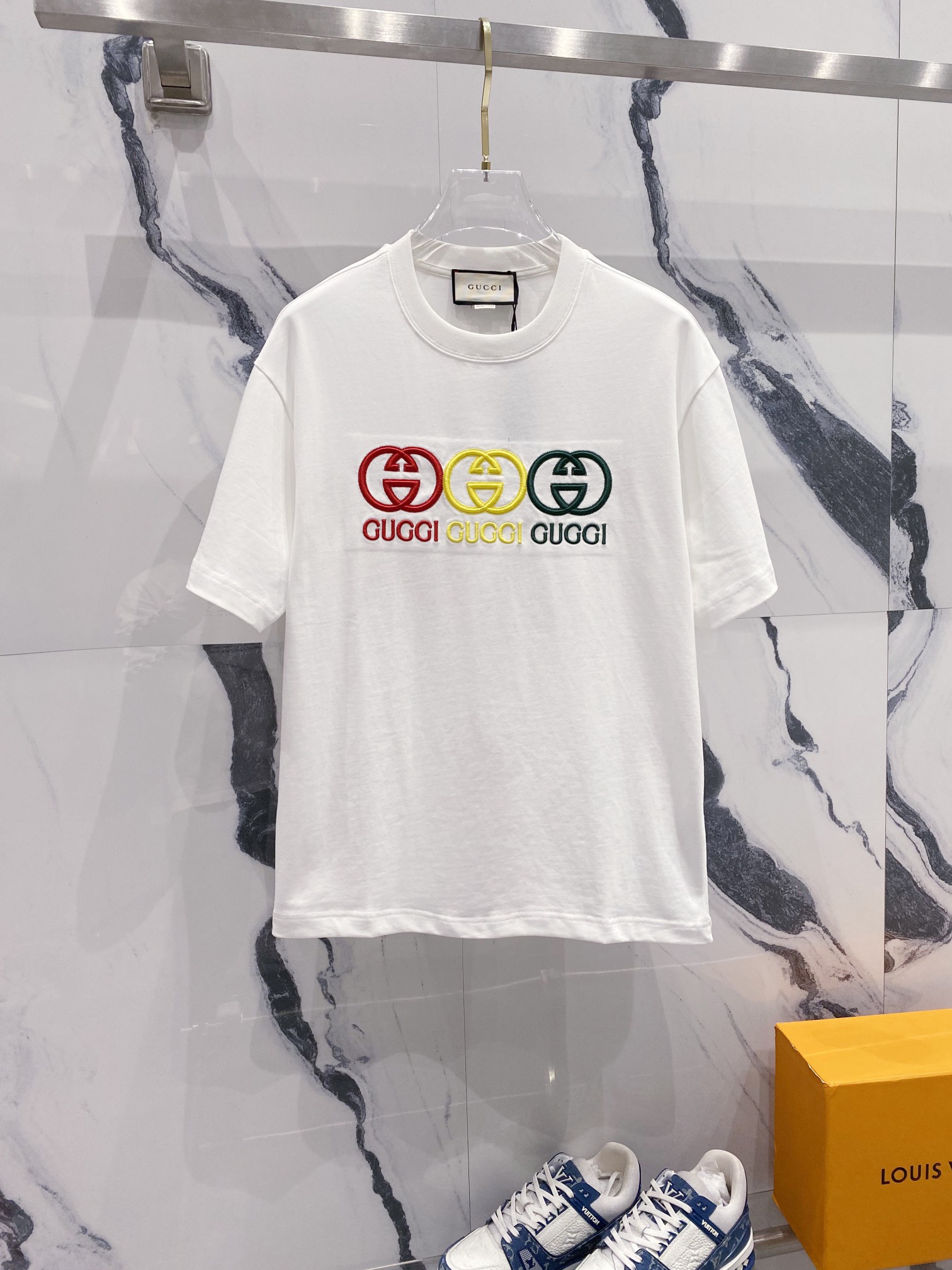 GUCCI Gucci Camiseta de manga corta de cuello redondo de 320 g, logo de doble G bordado en relieve tricolor rojo, amari…