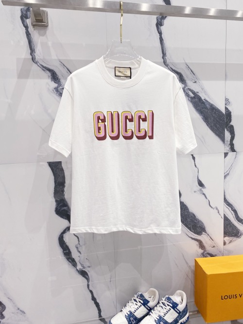 Gucci T-shirt à Manches Courtes et Logo en Relief, Style Tendance 1 Gucci T-shirt à Manches Courtes et Logo en Relief, Style Tendance