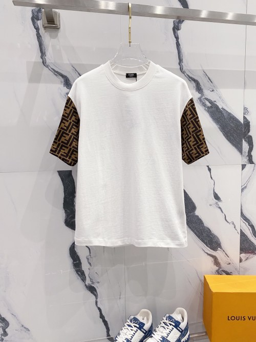 Fendi T-shirt met FF Logo Mouwen - Stijlvol en Trendy 1 Fendi T-shirt met FF Logo Mouwen - Stijlvol en Trendy