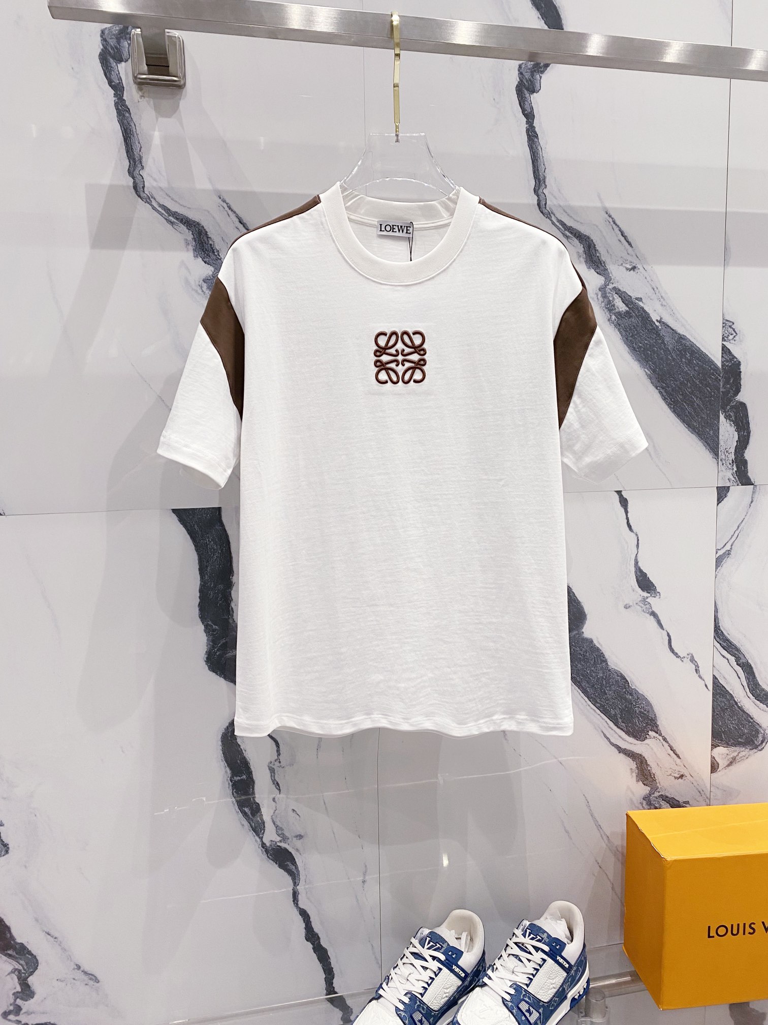 🅿️100 LOEWE 罗意威 320g cuello redondo manga corta camiseta diseño blanco y negro empalme bordado pequeña etiqueta LOGO o…