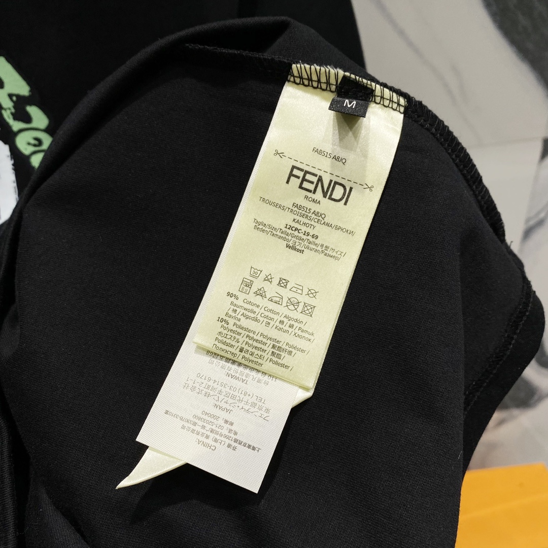 🅿️95
FENDI 芬迪 洗水260克圆领短袖T恤
创意火箭🚀字母FF印花LOGO标识
官方同步  1:1原版开模
时尚个性  百搭潮流
纯原品质  原版洗水面料
吊牌 领标 水洗麦 三标齐全
颜色: 黑色.白色.
尺码：S-XL