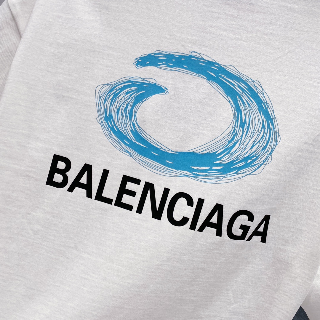 P80
BALENCIAGA巴黎世家洗水260克圆领短袖
前后幅品牌字母印花LOGO标识设计
官方同步  1:1原版开模
时尚个性  百搭潮流
纯原品质  原版洗水面料
吊牌 领标 水洗麦 三标齐全
颜色: 黑色.白色.
尺码：S-XL