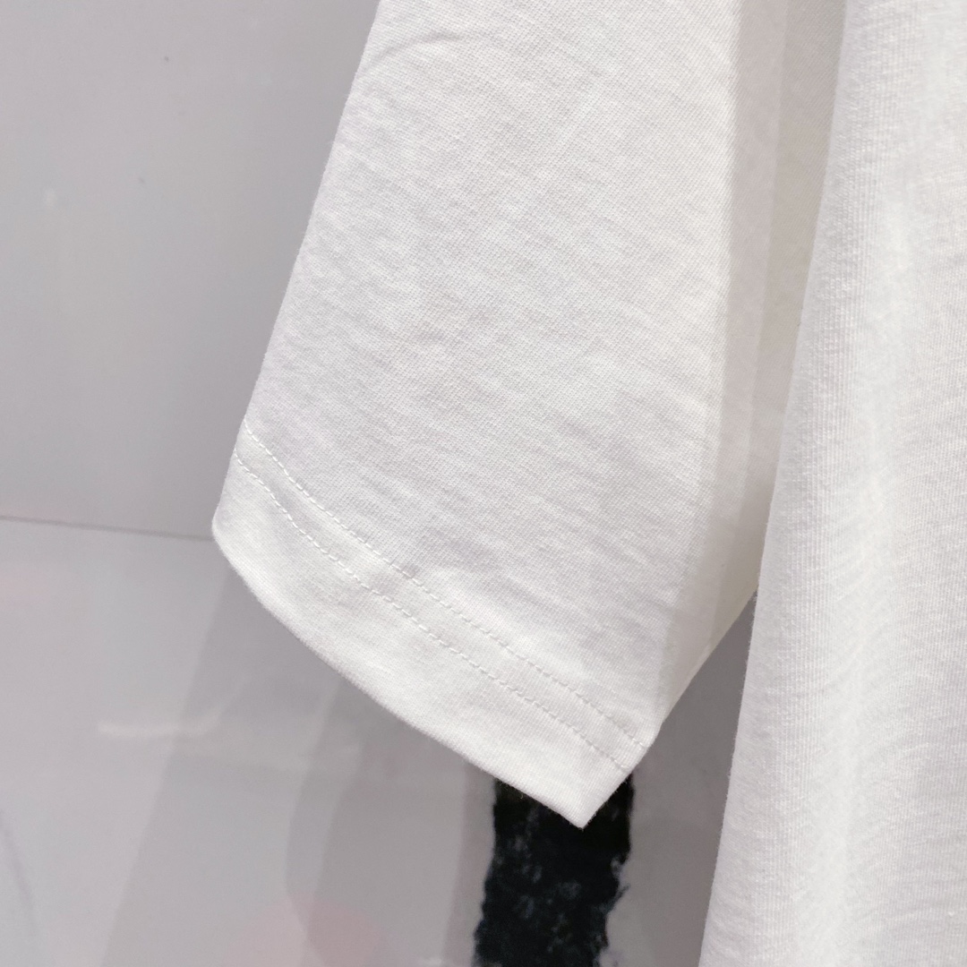 P80
BALENCIAGA巴黎世家洗水260克圆领短袖
前后幅品牌字母印花LOGO标识设计
官方同步  1:1原版开模
时尚个性  百搭潮流
纯原品质  原版洗水面料
吊牌 领标 水洗麦 三标齐全
颜色: 黑色.白色.
尺码：S-XL