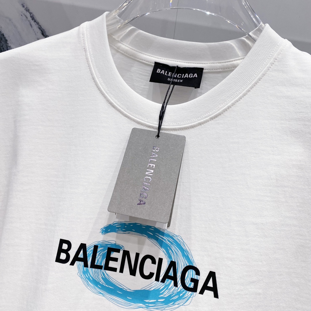P80
BALENCIAGA巴黎世家洗水260克圆领短袖
前后幅品牌字母印花LOGO标识设计
官方同步  1:1原版开模
时尚个性  百搭潮流
纯原品质  原版洗水面料
吊牌 领标 水洗麦 三标齐全
颜色: 黑色.白色.
尺码：S-XL