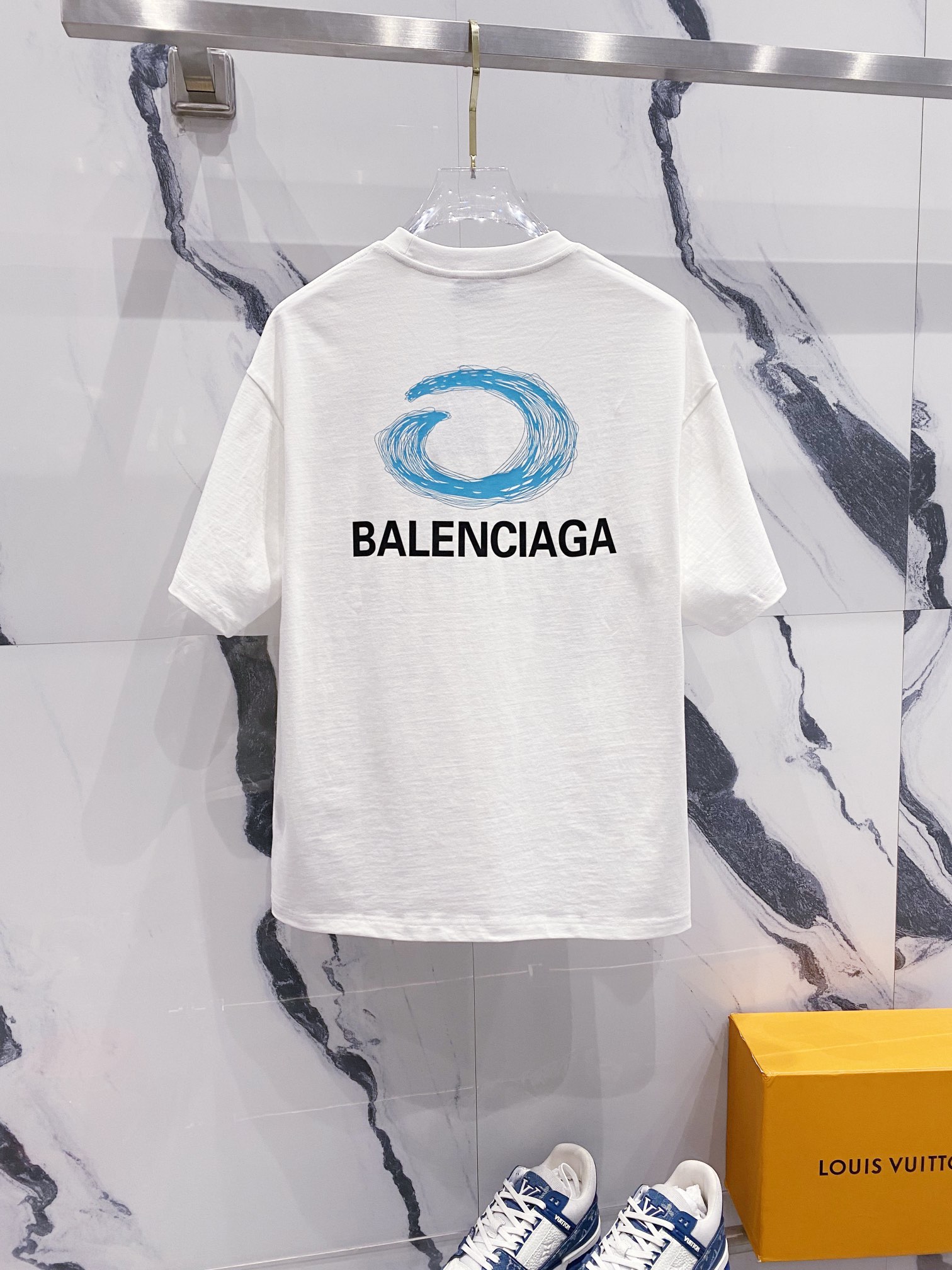 P80
BALENCIAGA巴黎世家洗水260克圆领短袖
前后幅品牌字母印花LOGO标识设计
官方同步  1:1原版开模
时尚个性  百搭潮流
纯原品质  原版洗水面料
吊牌 领标 水洗麦 三标齐全
颜色: 黑色.白色.
尺码：S-XL